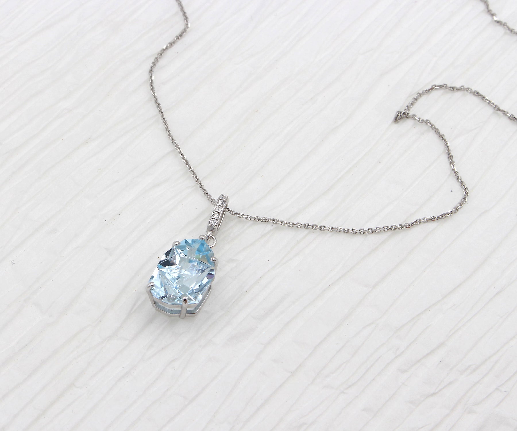 Collar de diamantes con topacio azul de corte angular