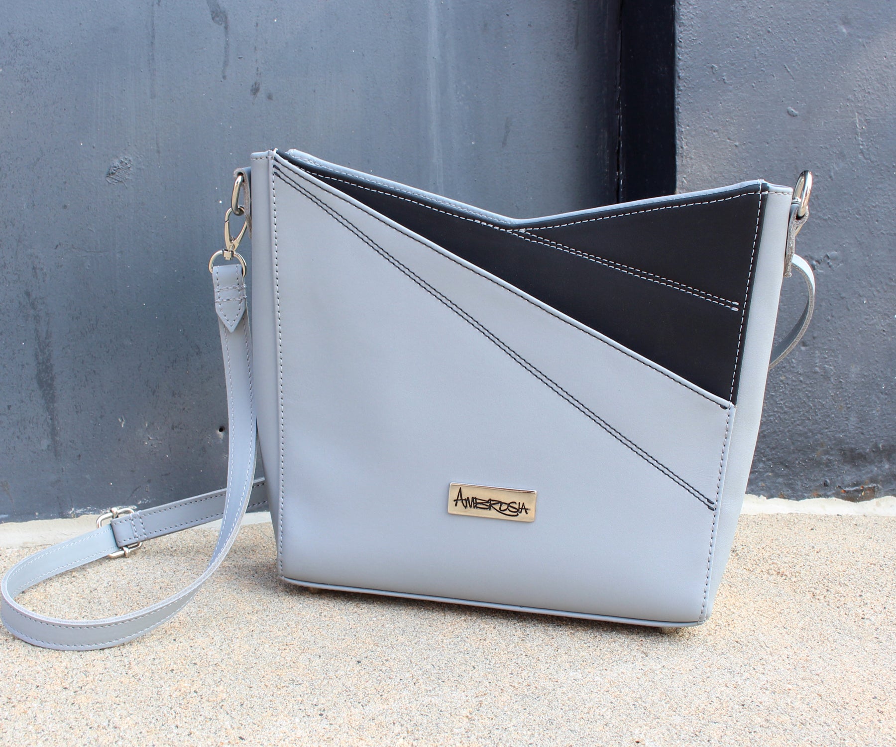 Bolso de mano de piel de diseño angular Galloper gris y negro