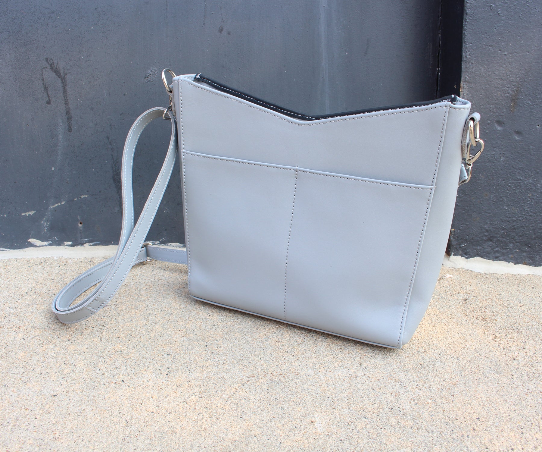 Bolso de mano de piel de diseño angular Galloper gris y negro
