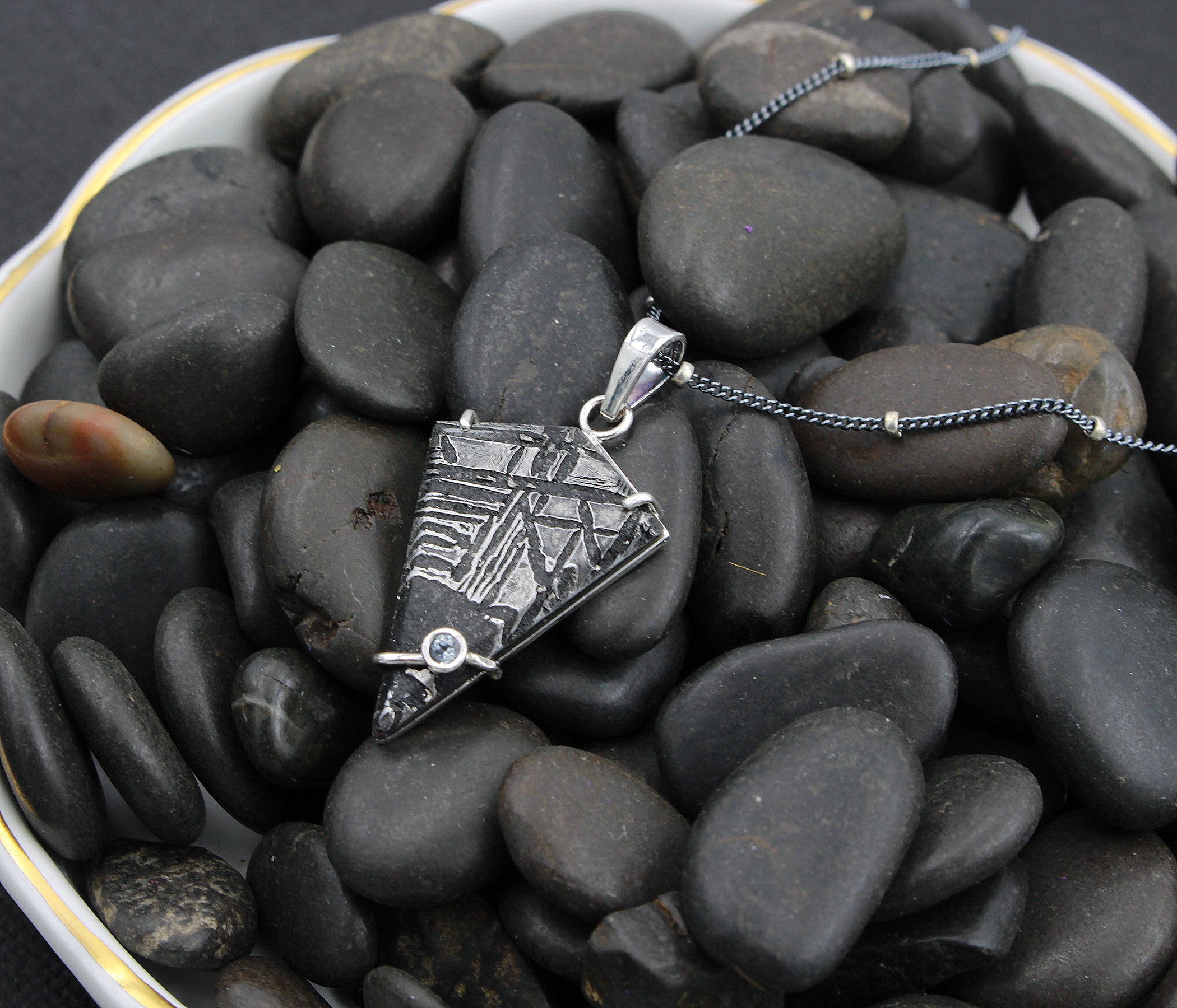 Collar de plata con meteorito triangular
