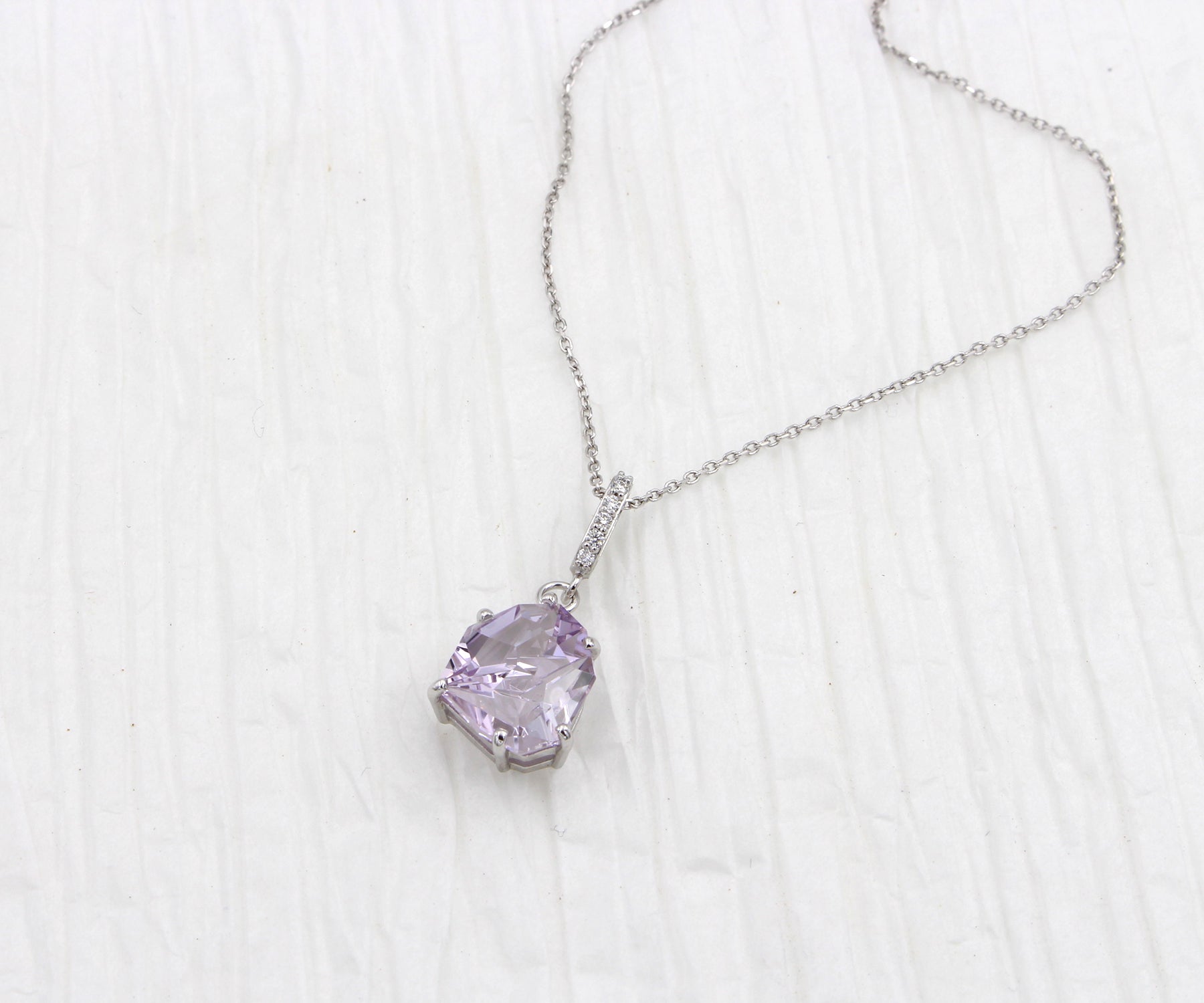 Collar de diamantes y amatista rosa de corte angular