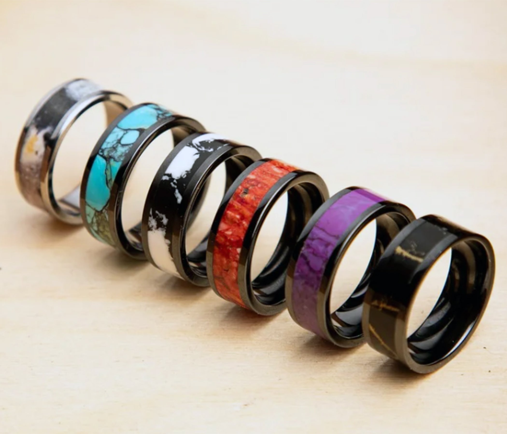 Anillo de cerámica con diamantes negros e incrustaciones de madera de sangre