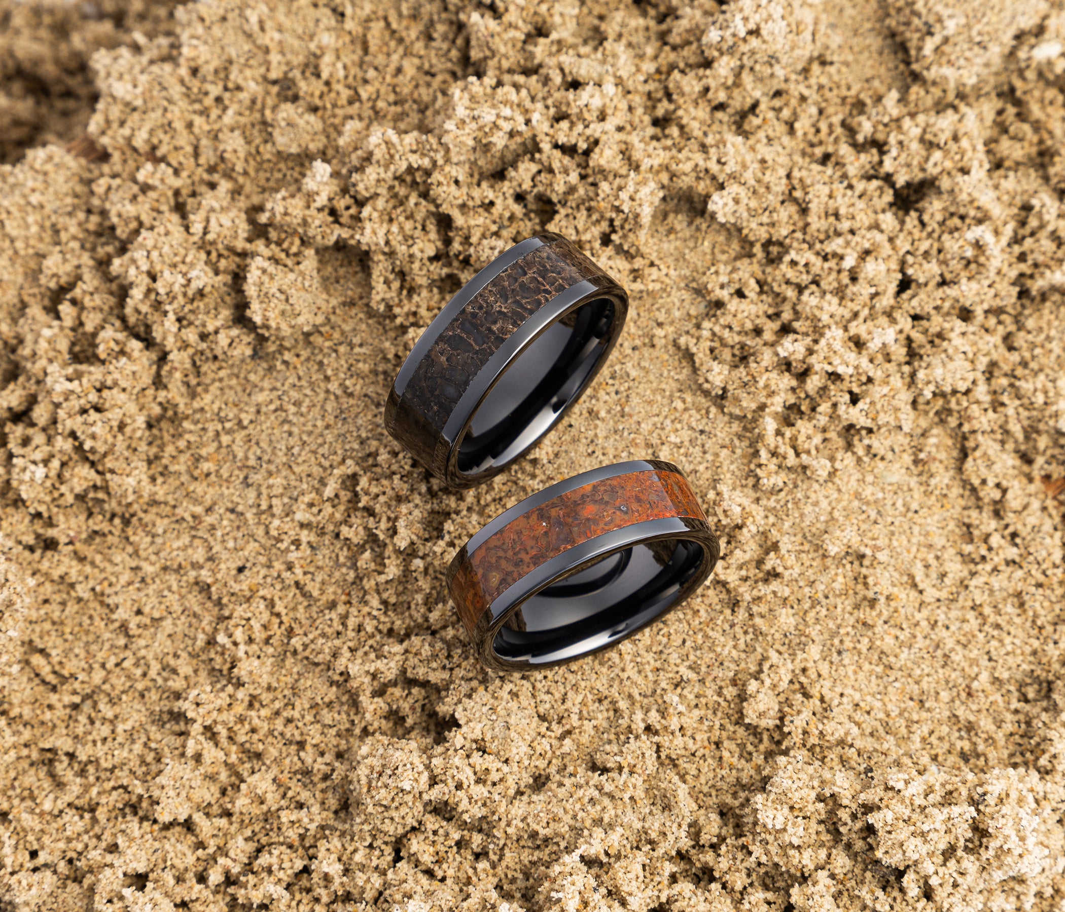 Anillo de cerámica con diamantes negros e incrustaciones de madera de sangre