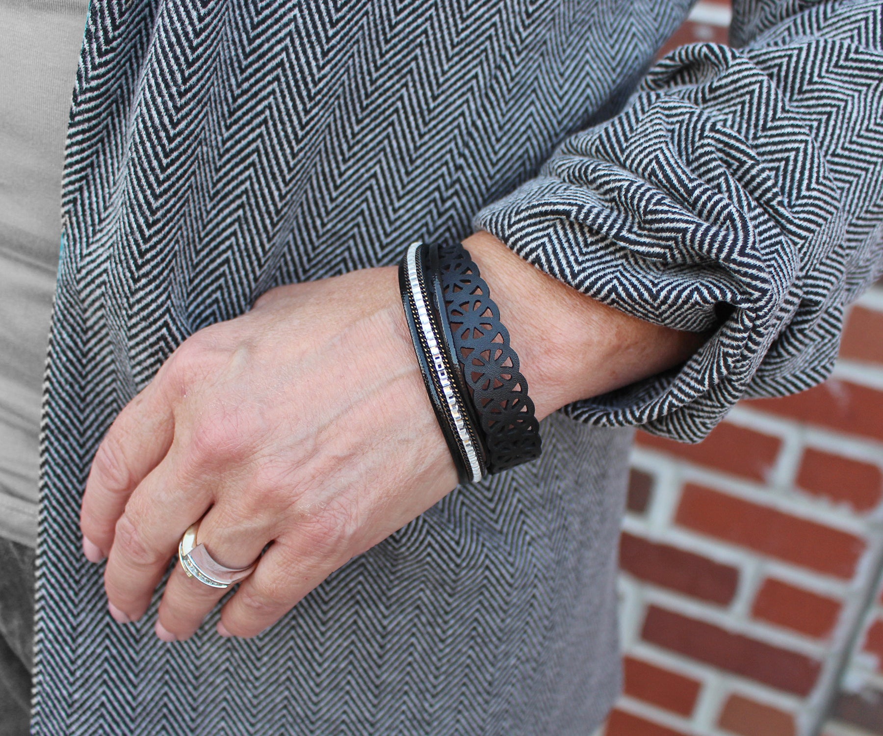 Pulsera envolvente negra con encaje recortado