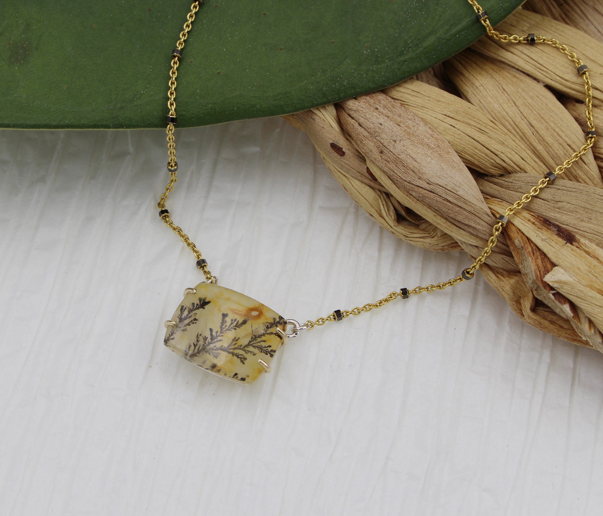 Collar artístico de madera petrificada con ópalo de playa