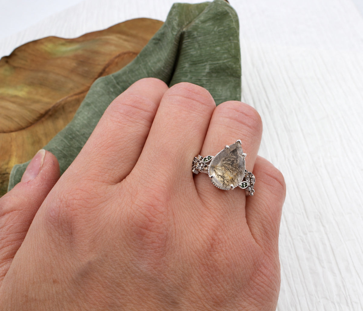 Anillo Art Déco dorado con halo de ágata musgosa y hexágono