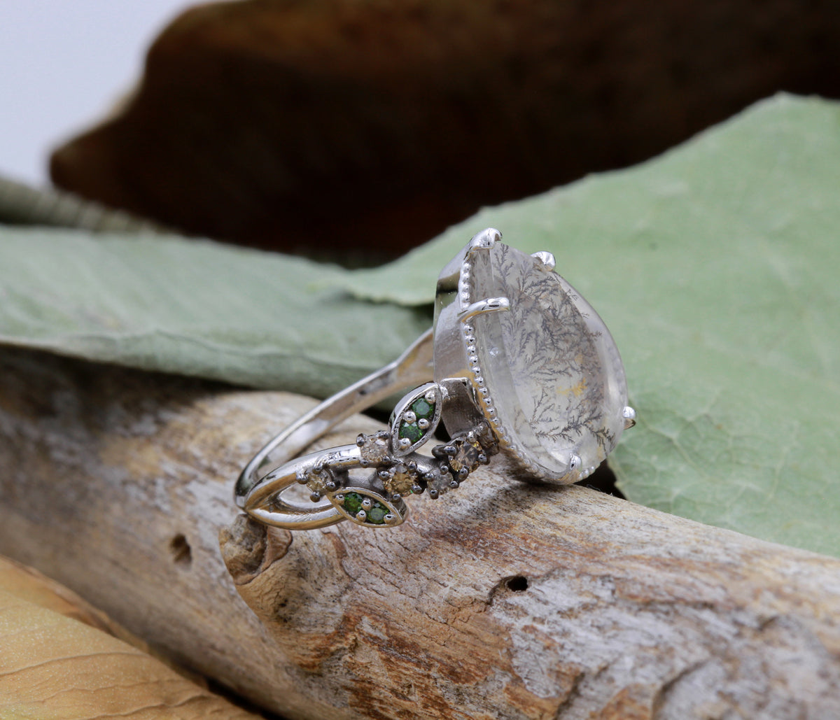 Anillo Art Déco dorado con halo de ágata musgosa y hexágono