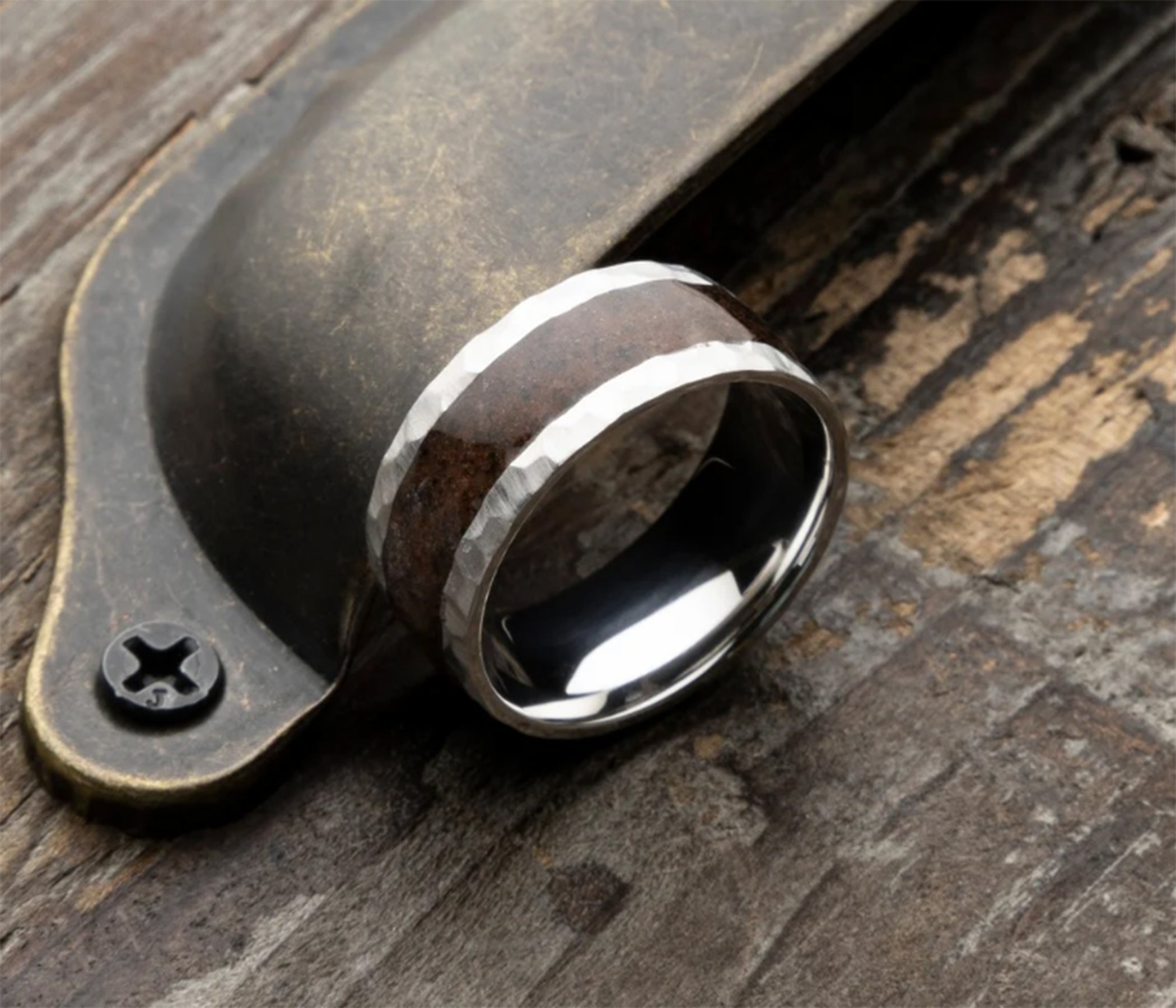 Anillo de cerámica con diamantes negros e incrustaciones de madera de sangre