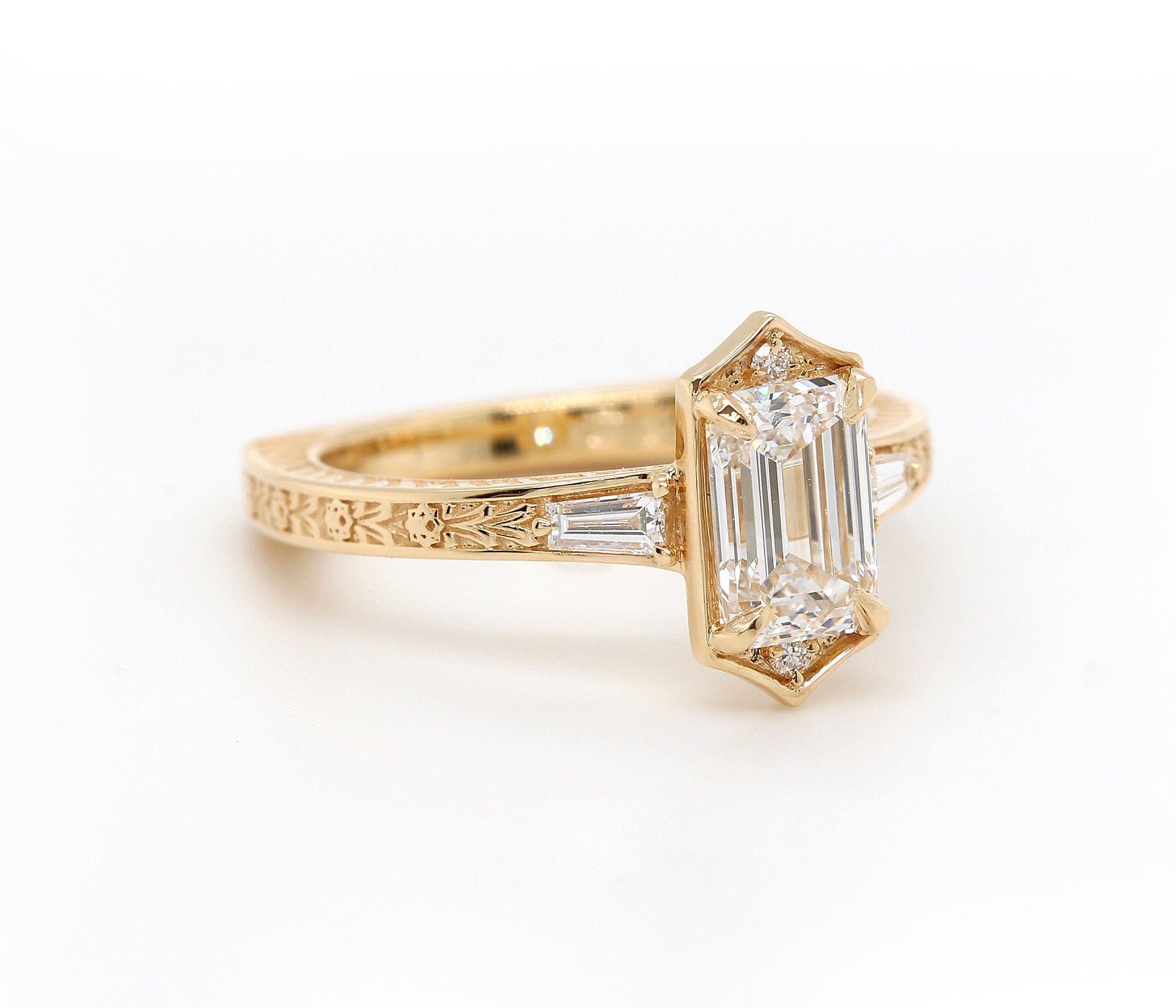 Anillo de bodas de ópalo negro entrelazado en dos tonos