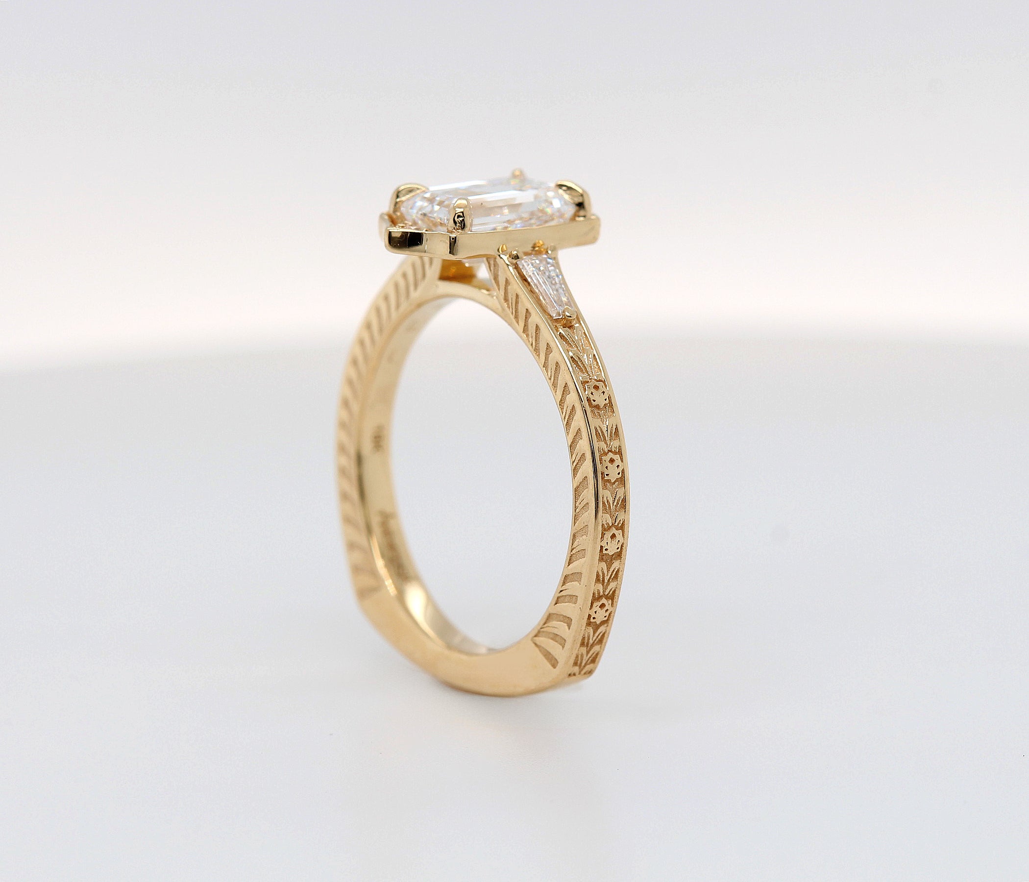 Anillo de bodas de ópalo negro entrelazado en dos tonos