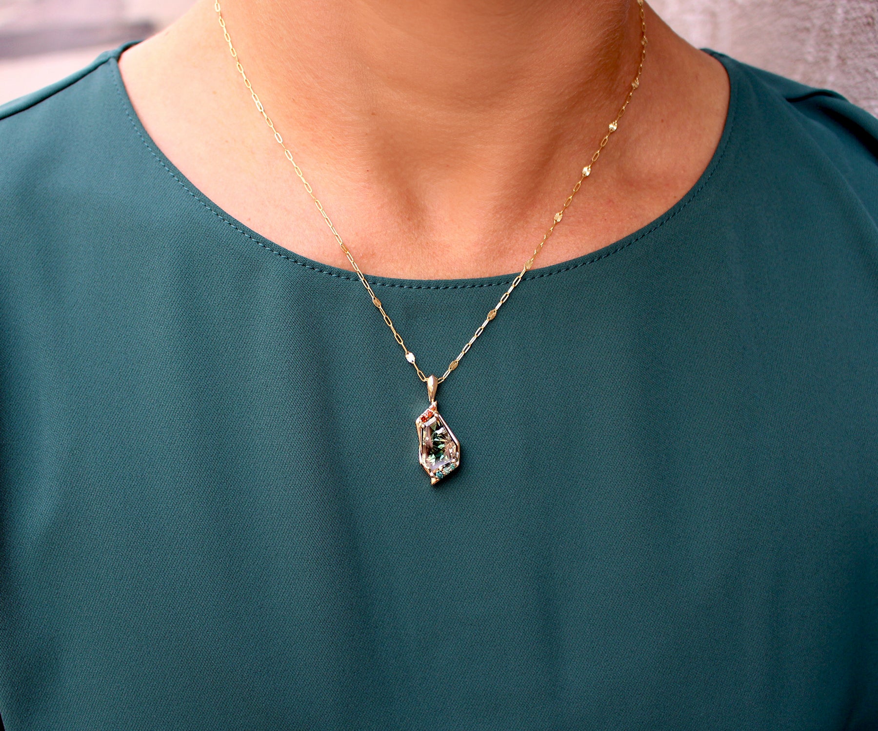 Collar geométrico de oro con diamantes y piedra solar verde
