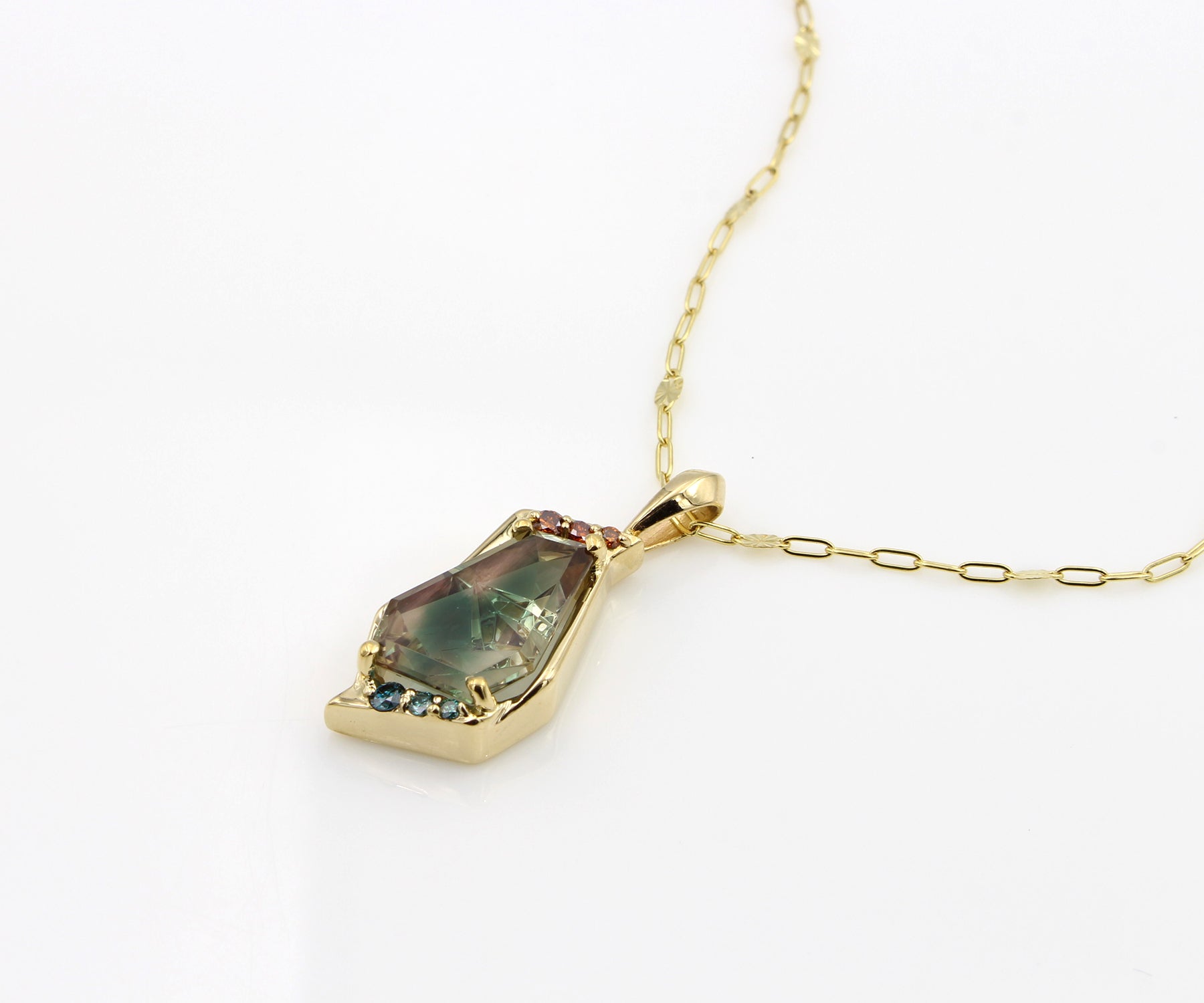 Collar geométrico de oro con diamantes y piedra solar verde