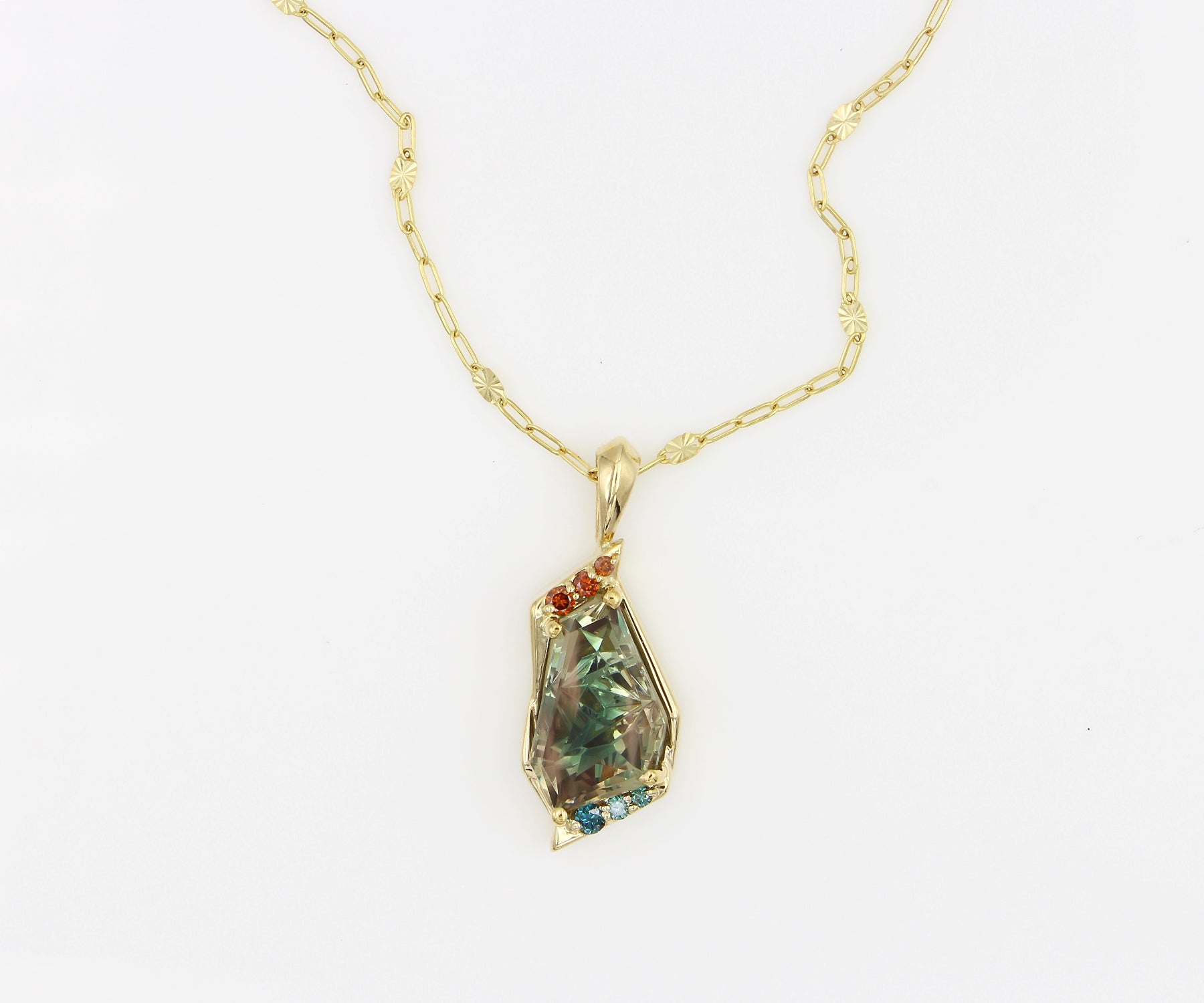 Collar geométrico de oro con diamantes y piedra solar verde