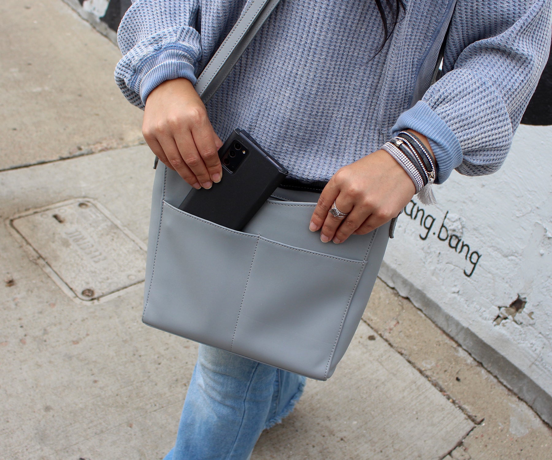 Bolso de mano de piel de diseño angular Galloper gris y negro