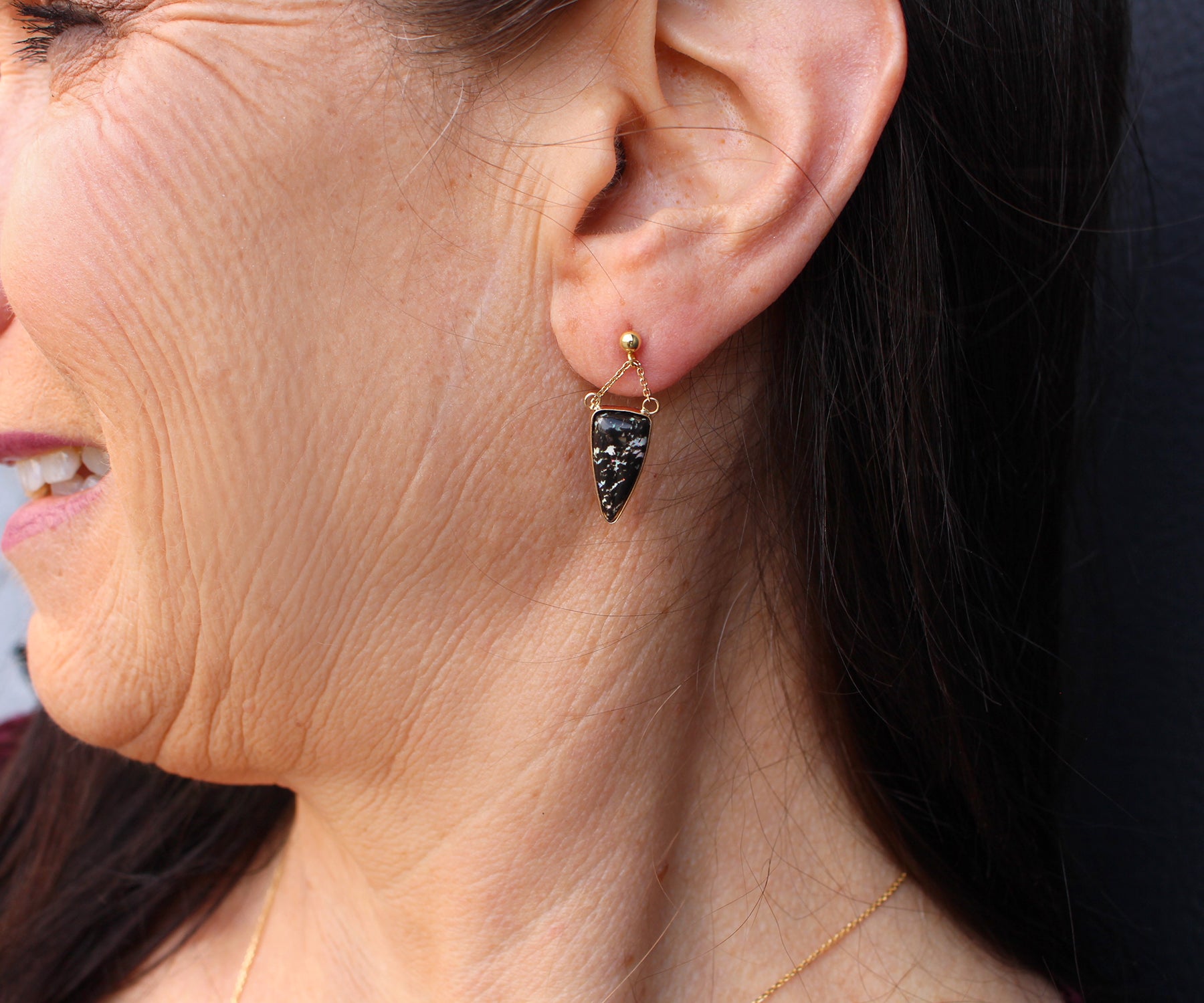 Conjunto de joyas con cadena de oro, ópalo y triángulos de leopardo