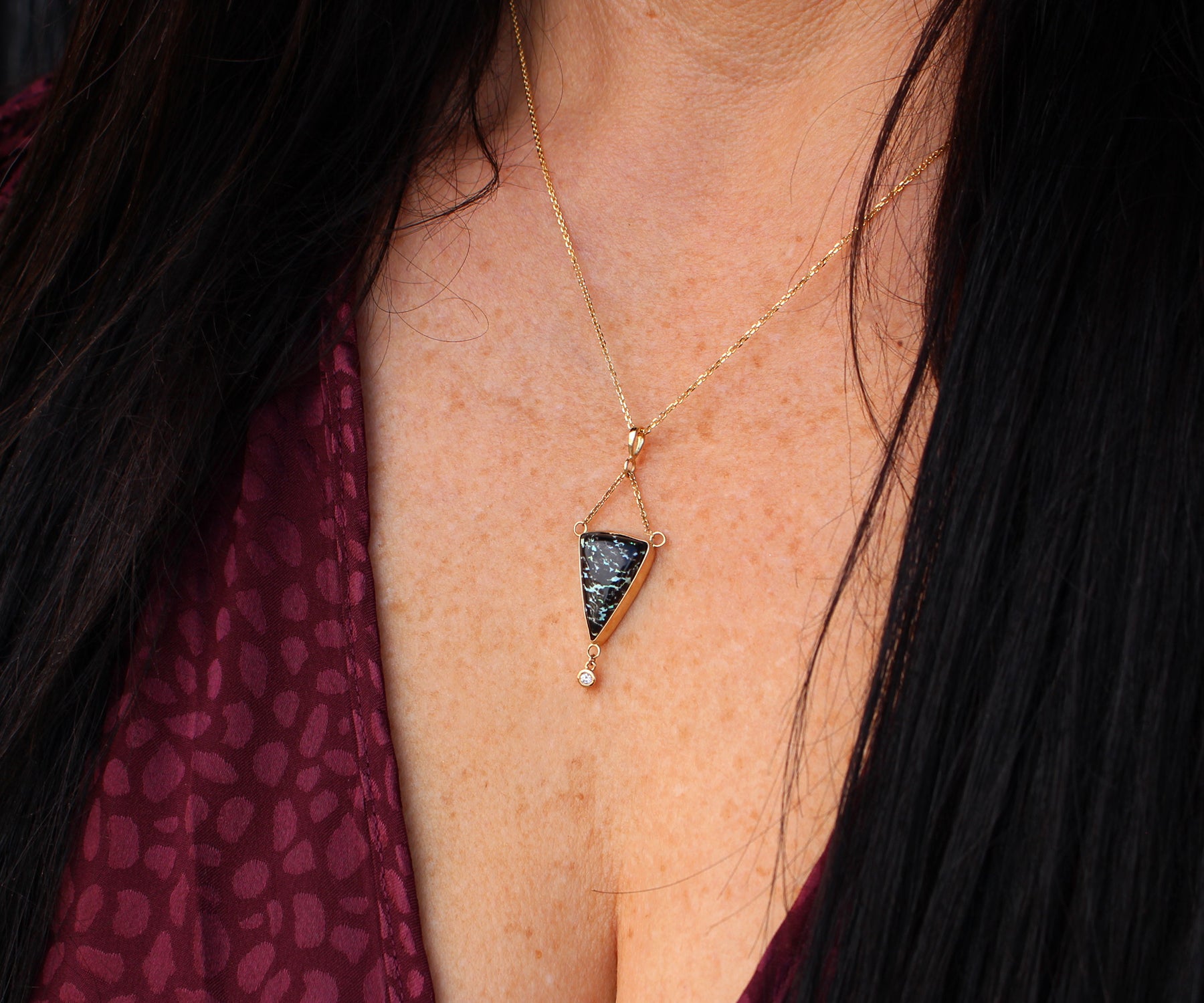 Conjunto de joyas con cadena de oro, ópalo y triángulos de leopardo