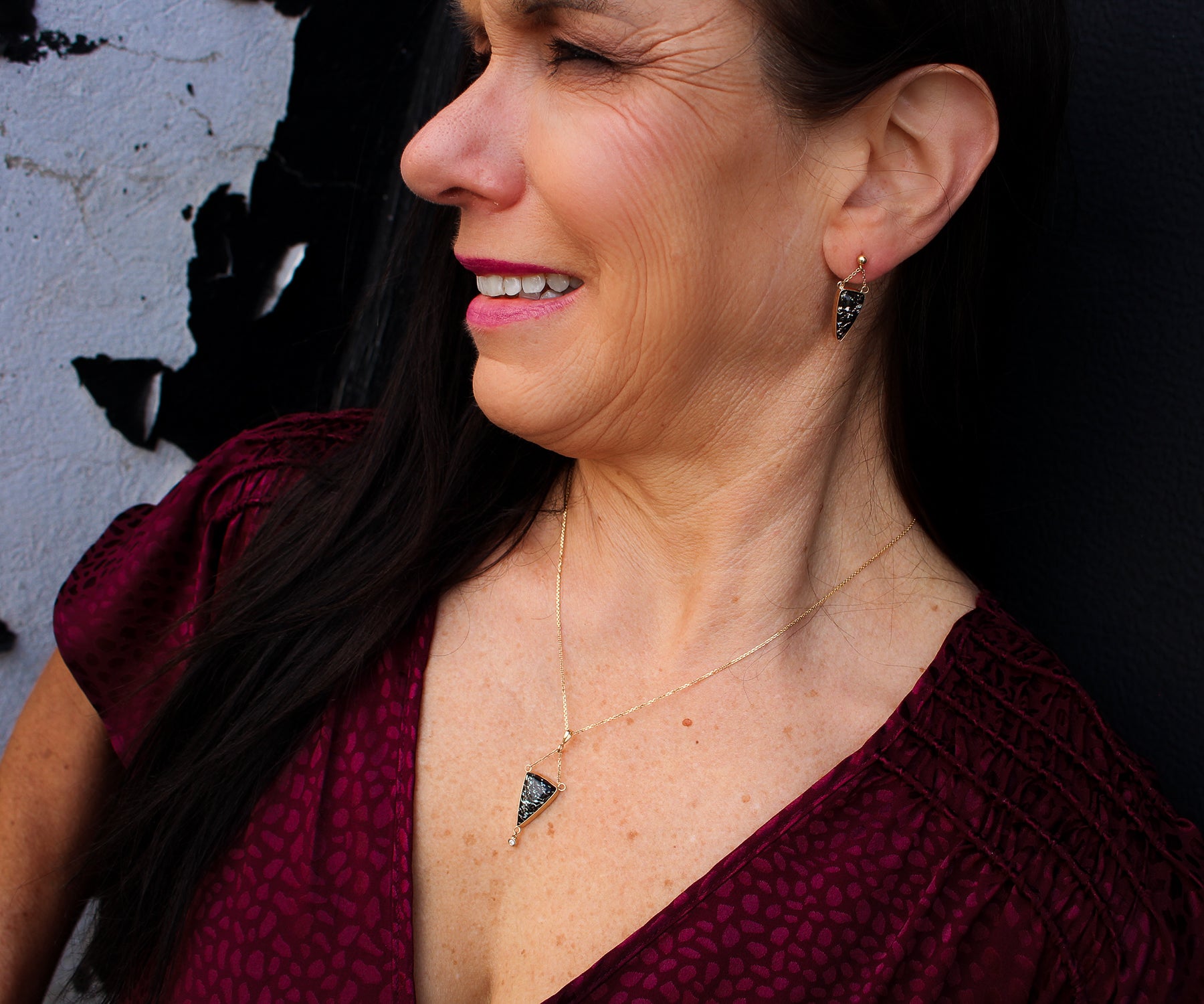 Conjunto de joyas con cadena de oro, ópalo y triángulos de leopardo