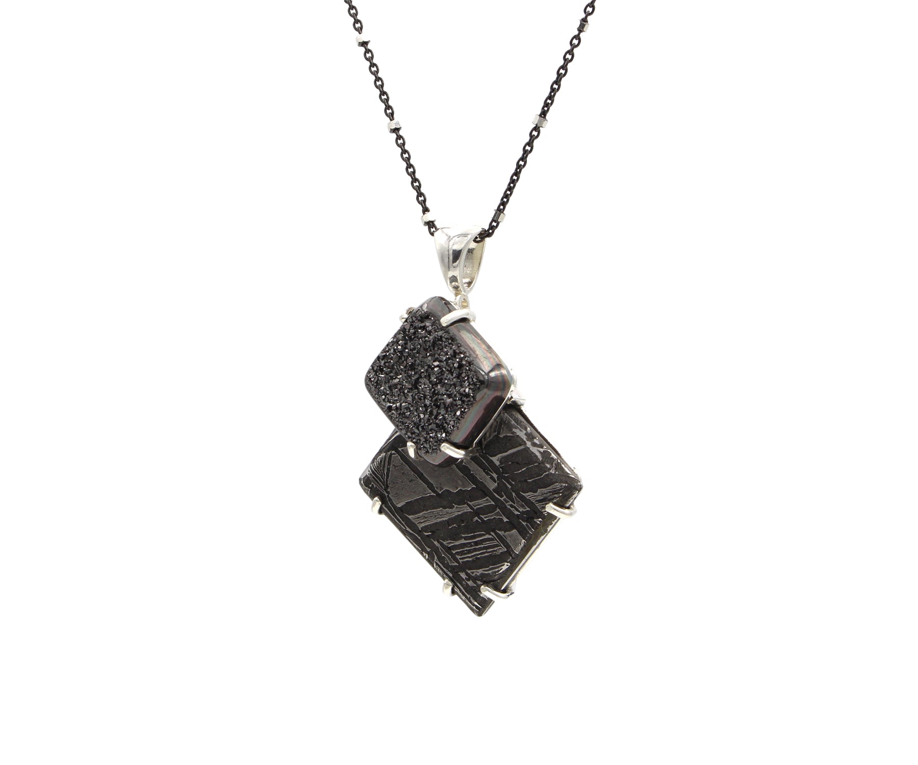Collar de plata con meteorito triangular