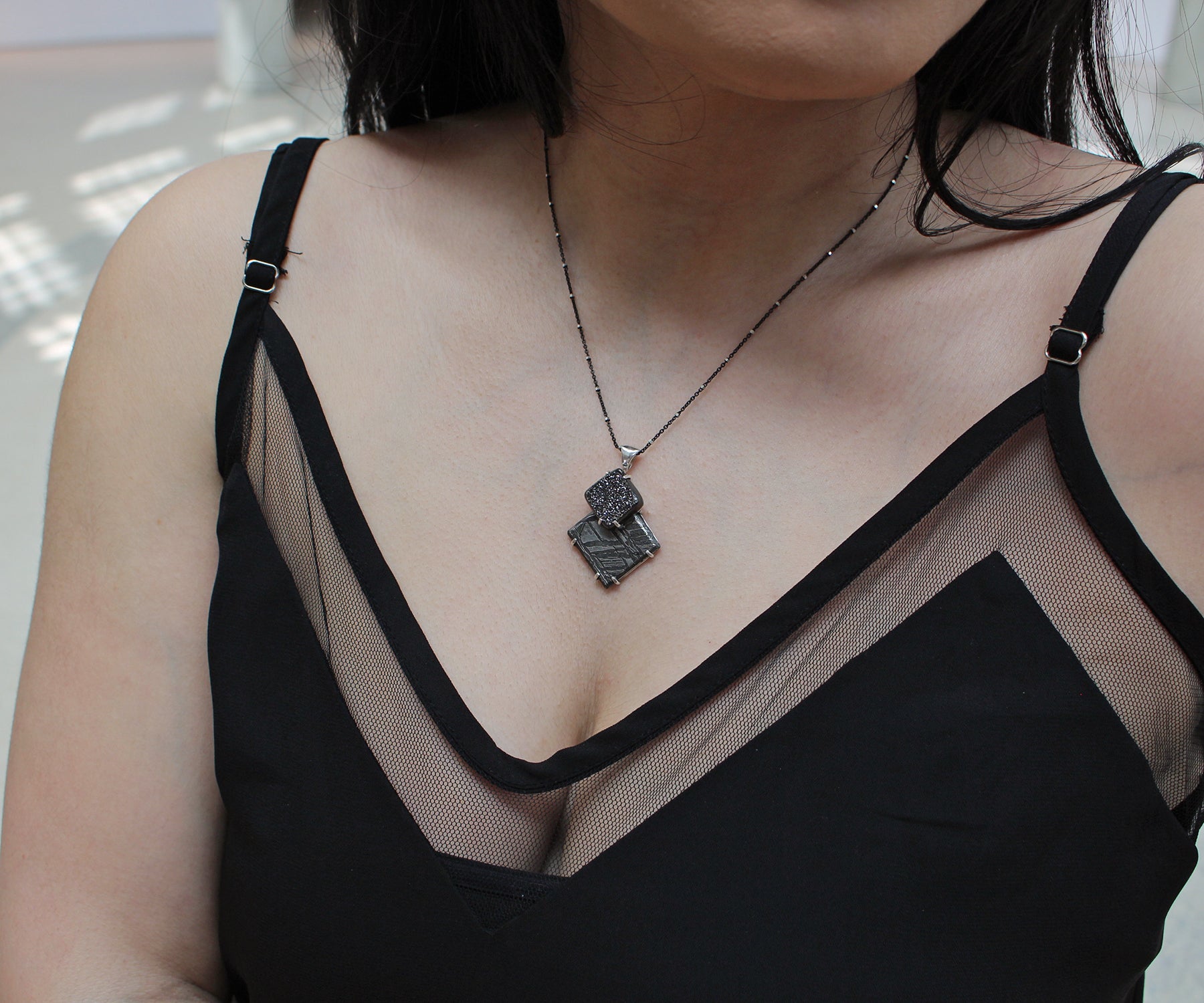 Collar de plata con meteorito triangular