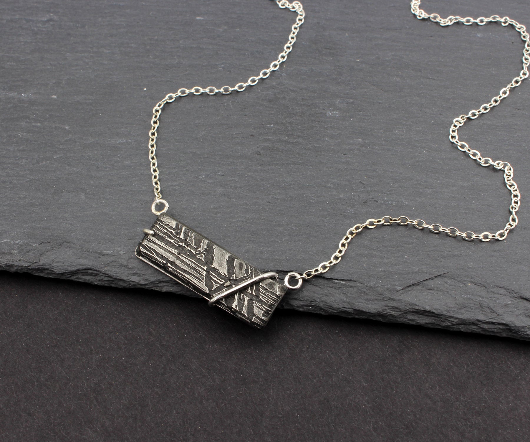 Collar de meteorito rectangular mediano