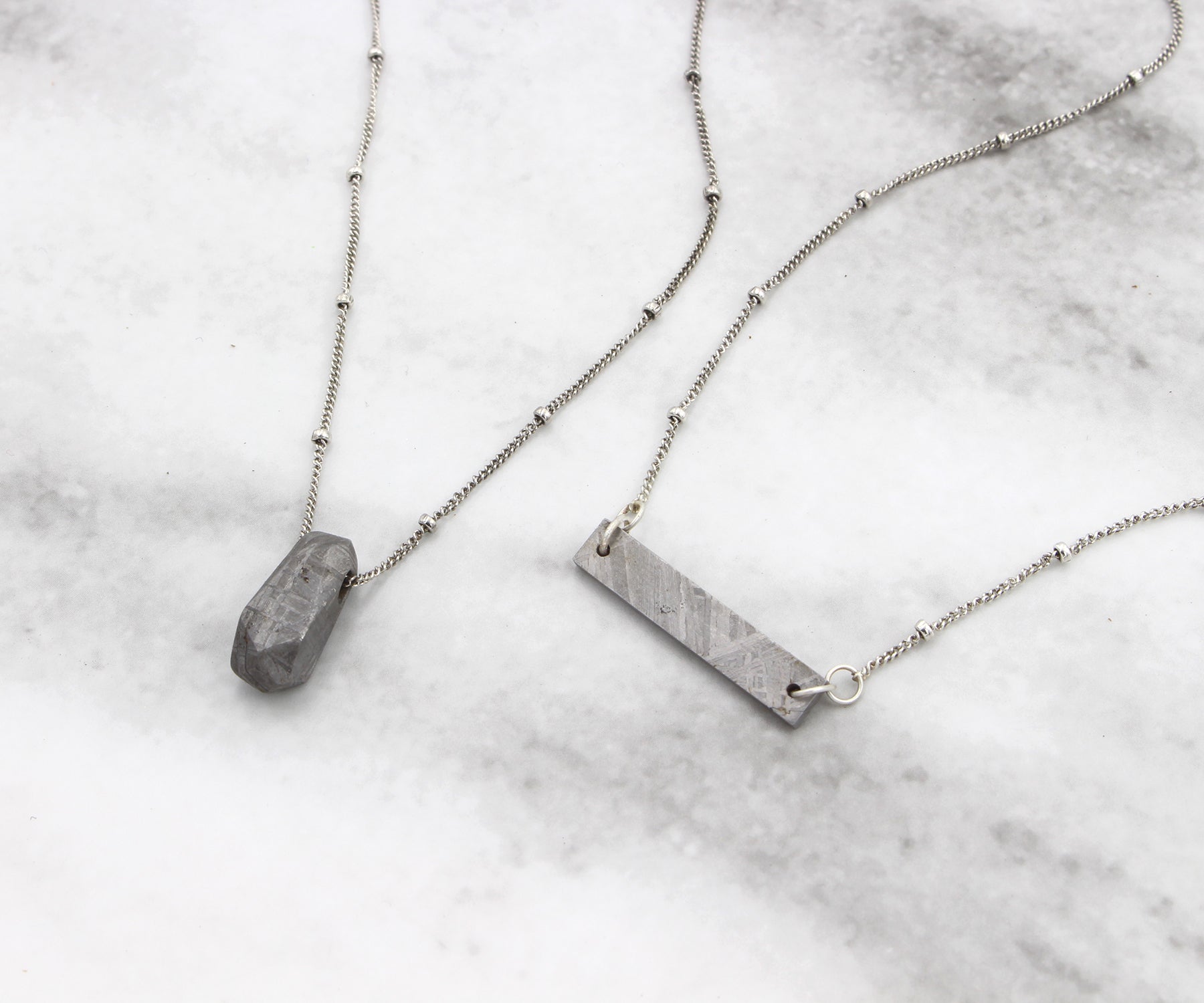 Collar de meteorito con pepitas geométricas pequeñas