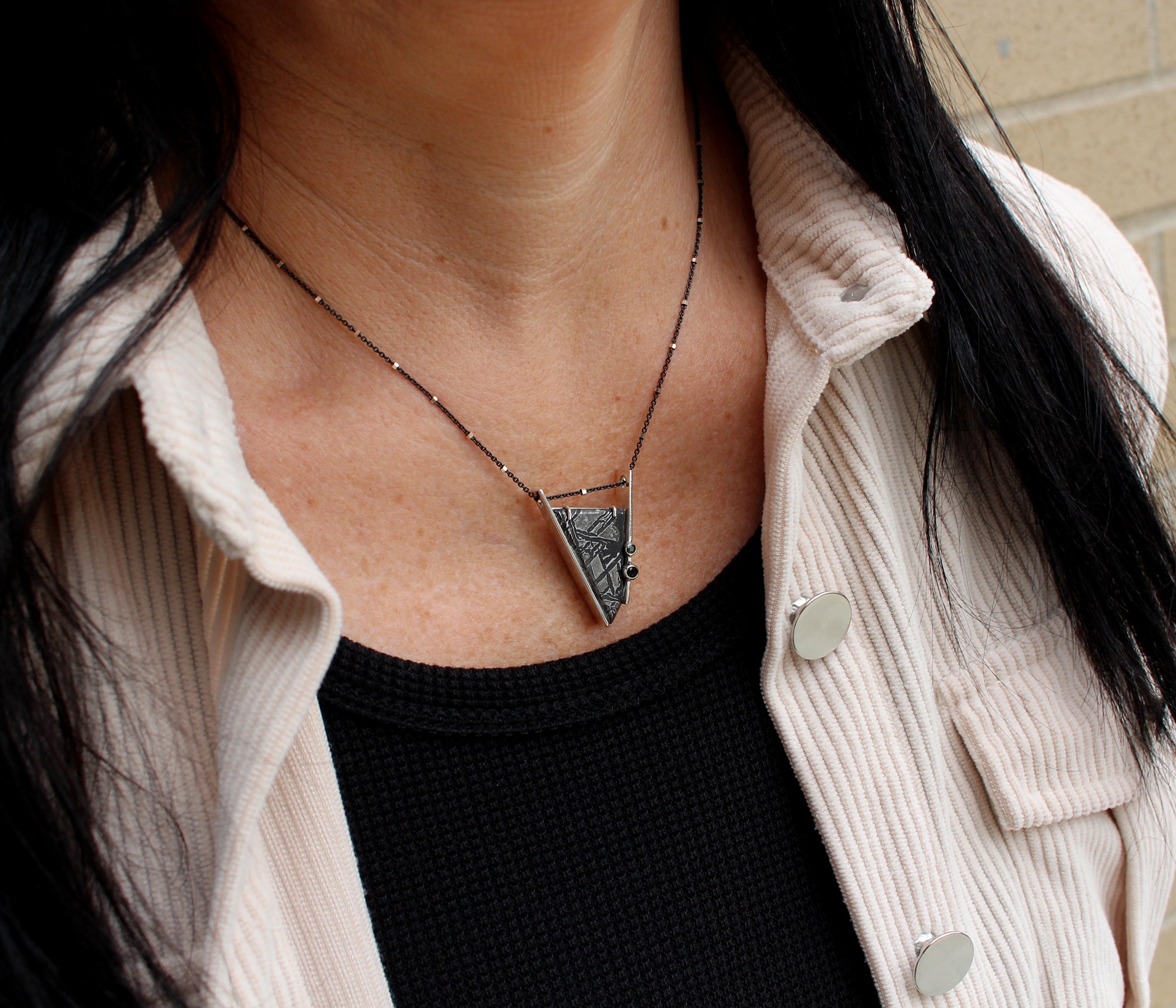 Collar de plata con meteorito triangular