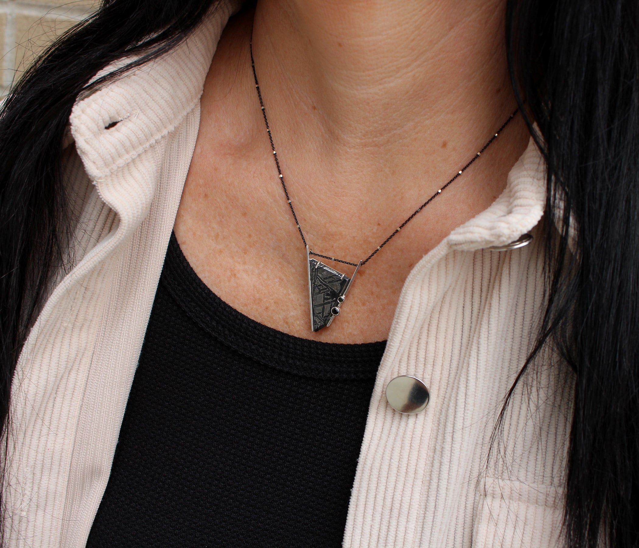 Collar de plata con meteorito triangular