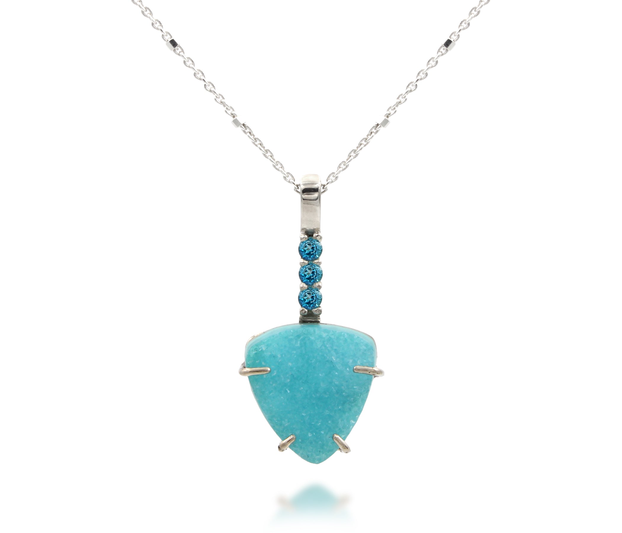 Collar de topacio con tres piedras de ópalo
