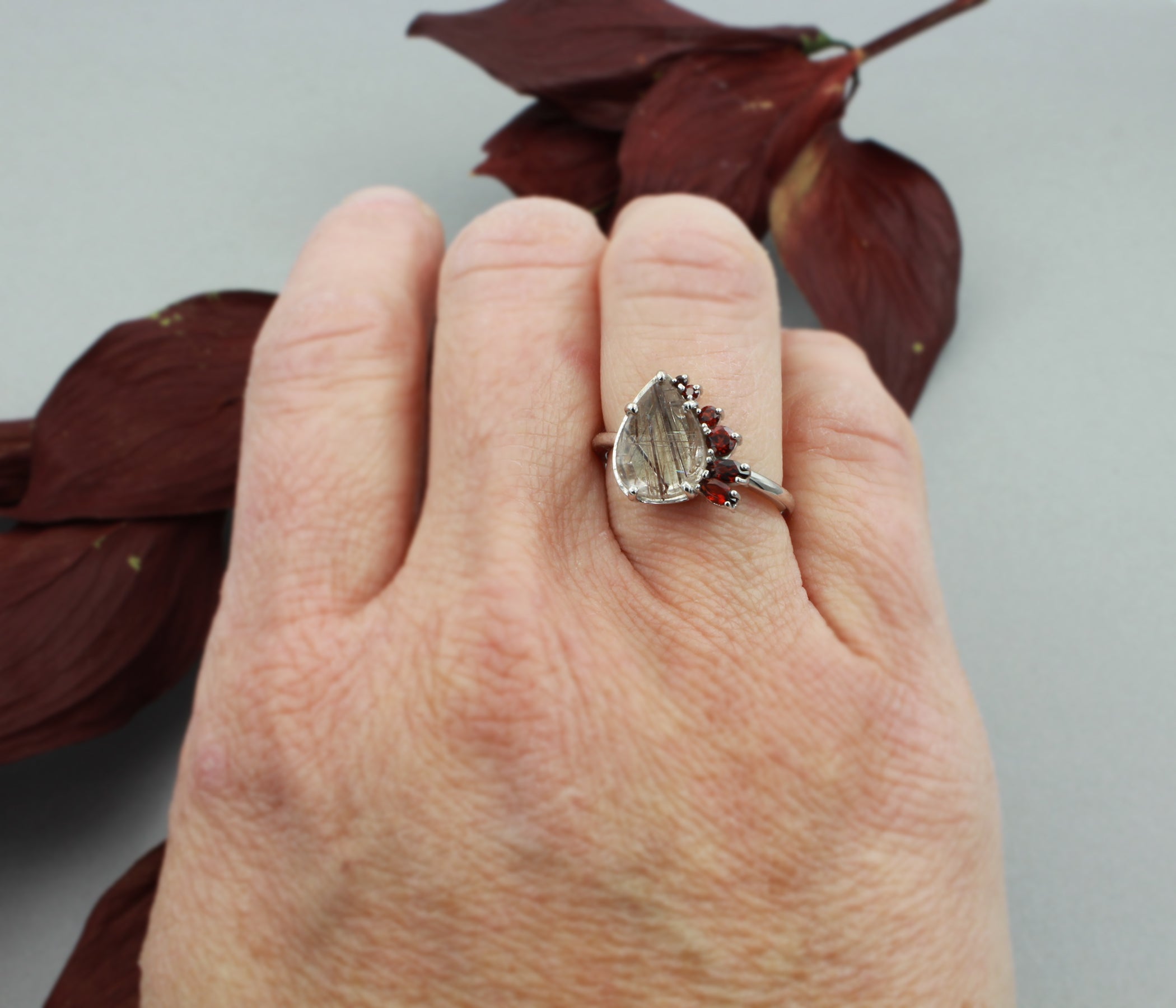 Anillo Art Déco dorado con halo de ágata musgosa y hexágono