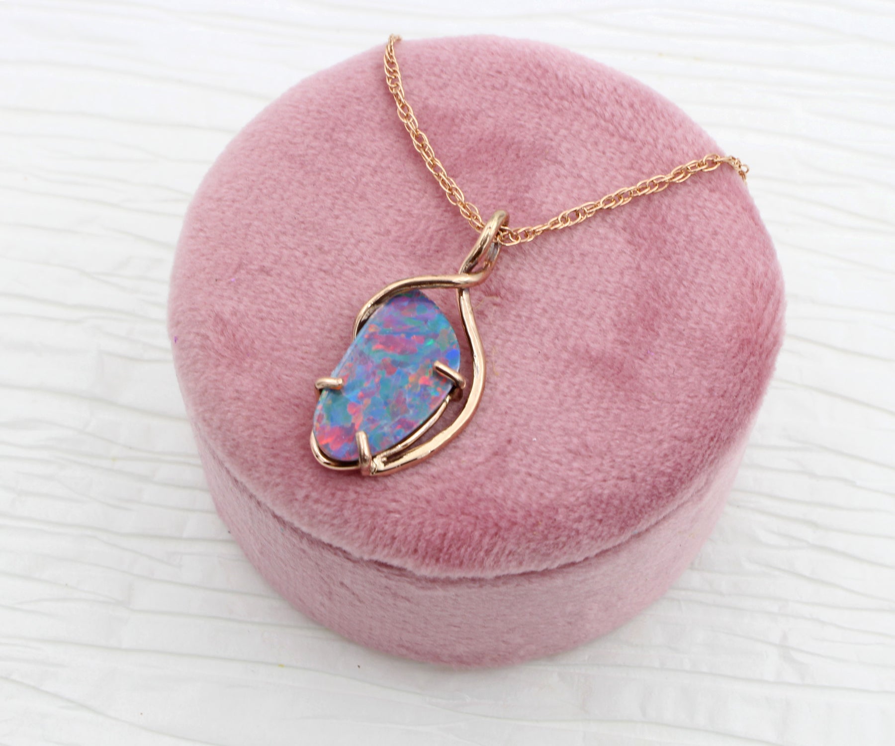 Collar con lazo de oro rosa y ópalo rosa