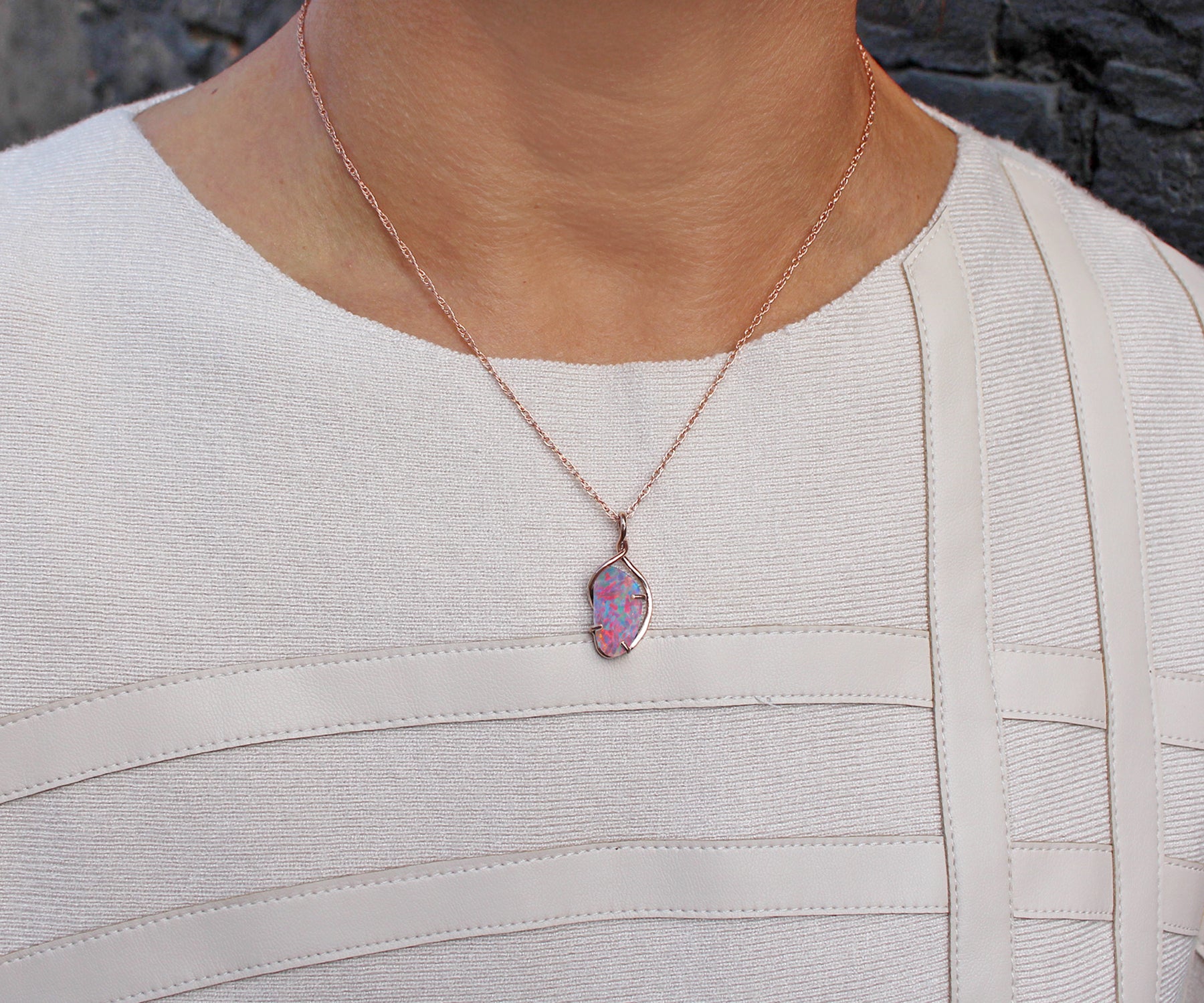 Collar con lazo de oro rosa y ópalo rosa