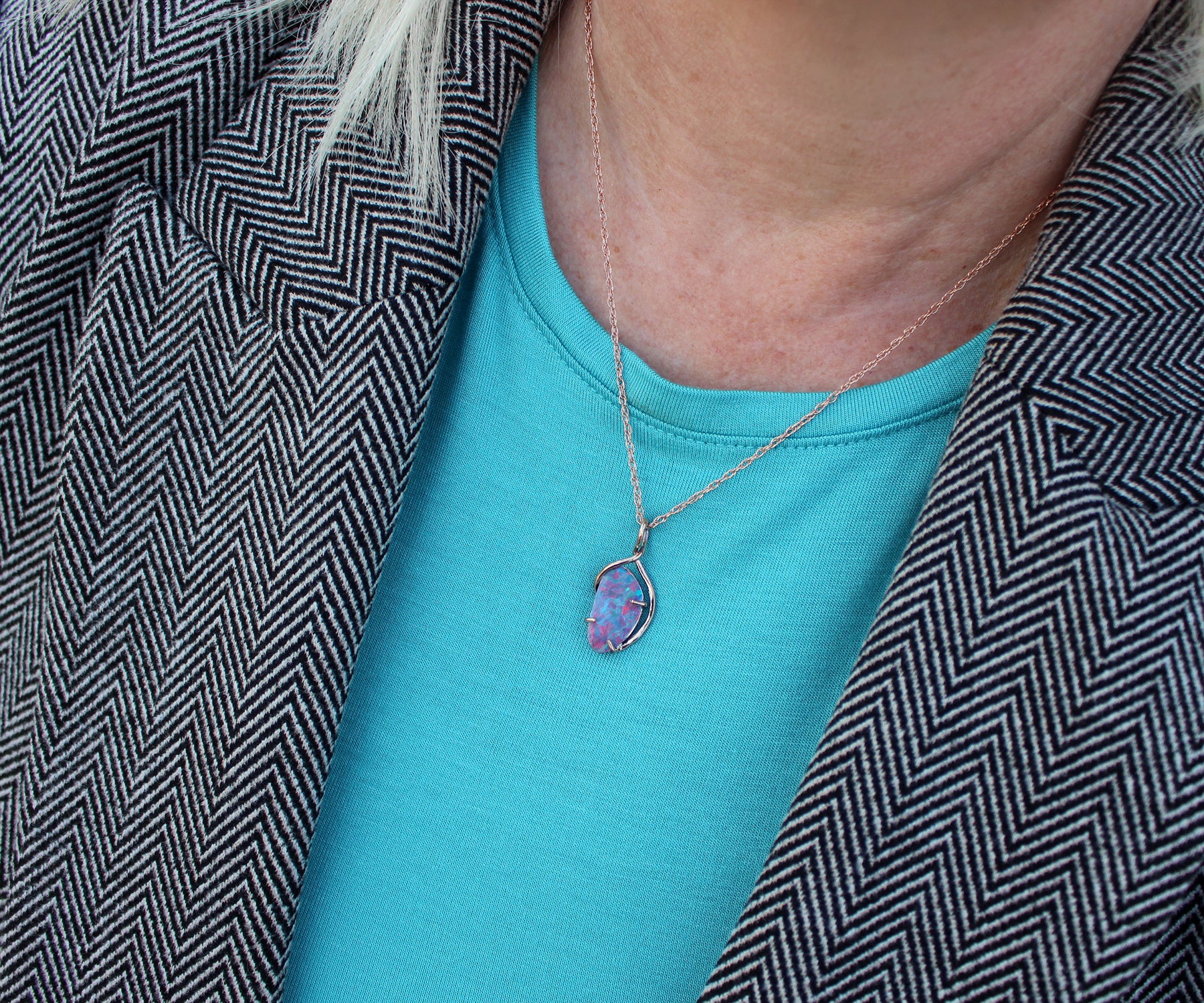Collar con lazo de oro rosa y ópalo rosa