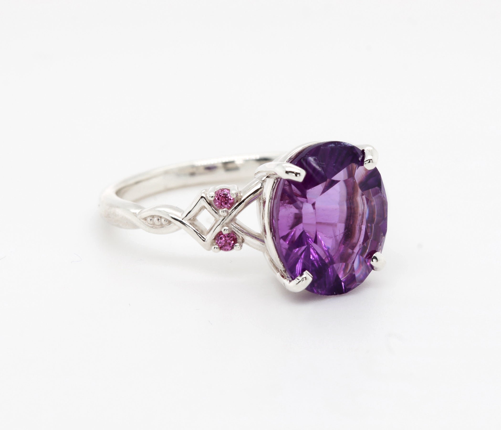 Anillo Art Déco dorado con halo de ágata musgosa y hexágono