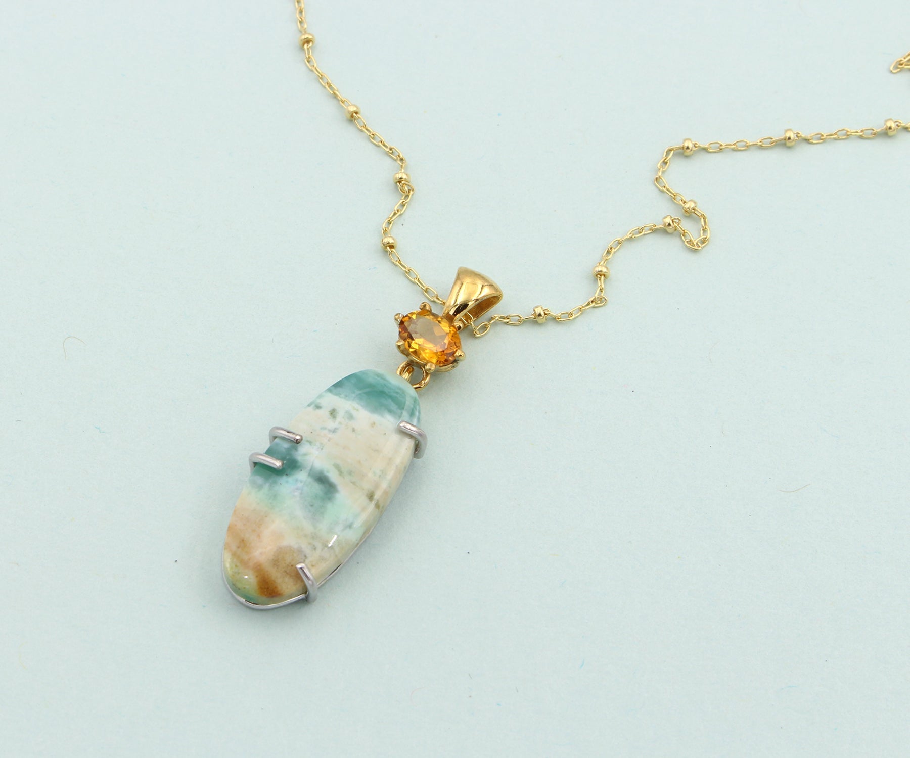Collar de citrino ovalado de madera petrificada con ópalo de playa