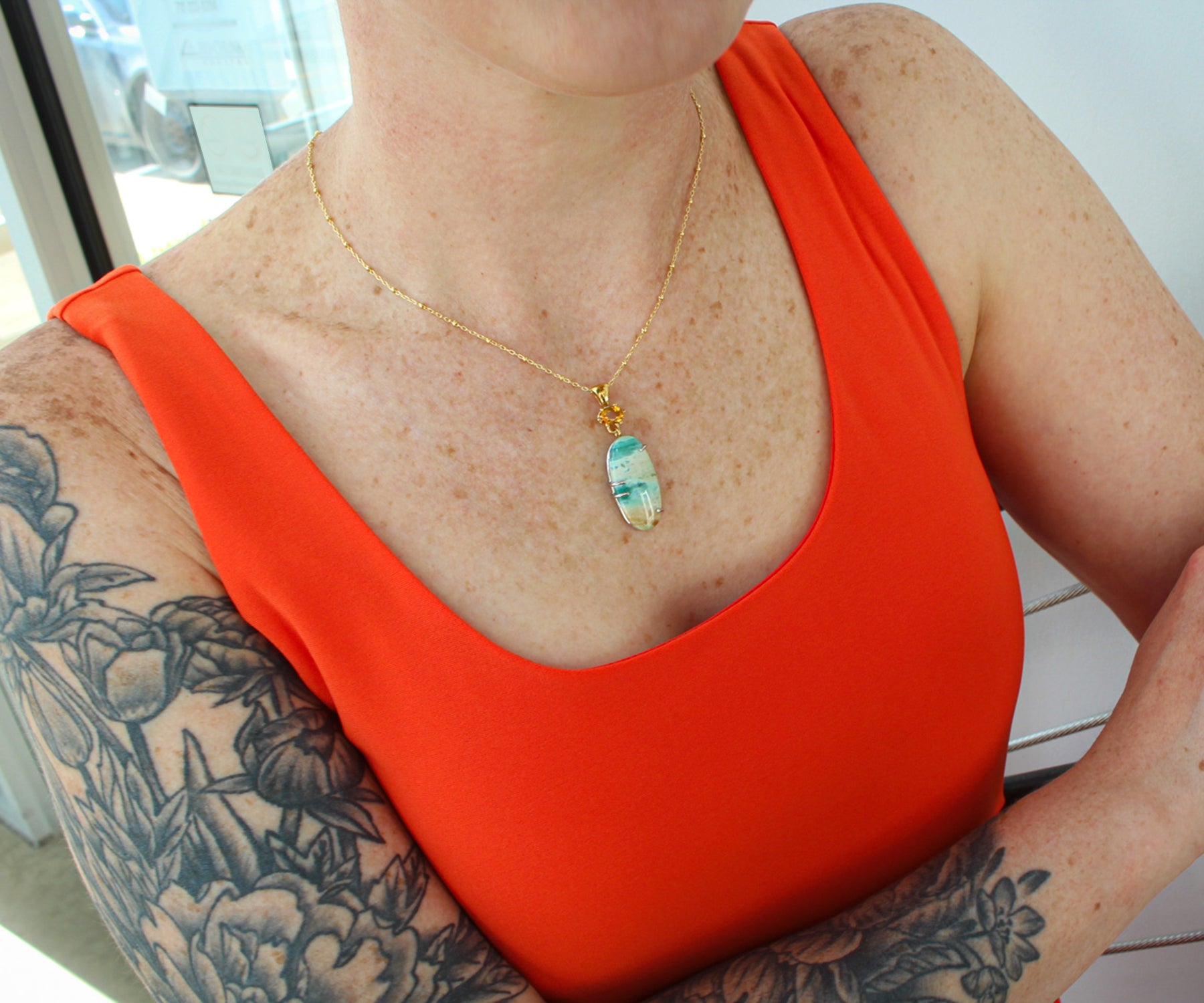 Collar de citrino ovalado de madera petrificada con ópalo de playa