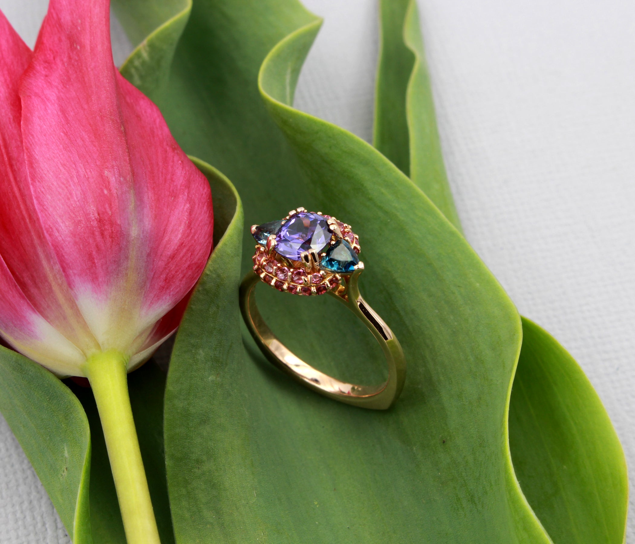 Anillo de zafiro morado natural con halo colorido