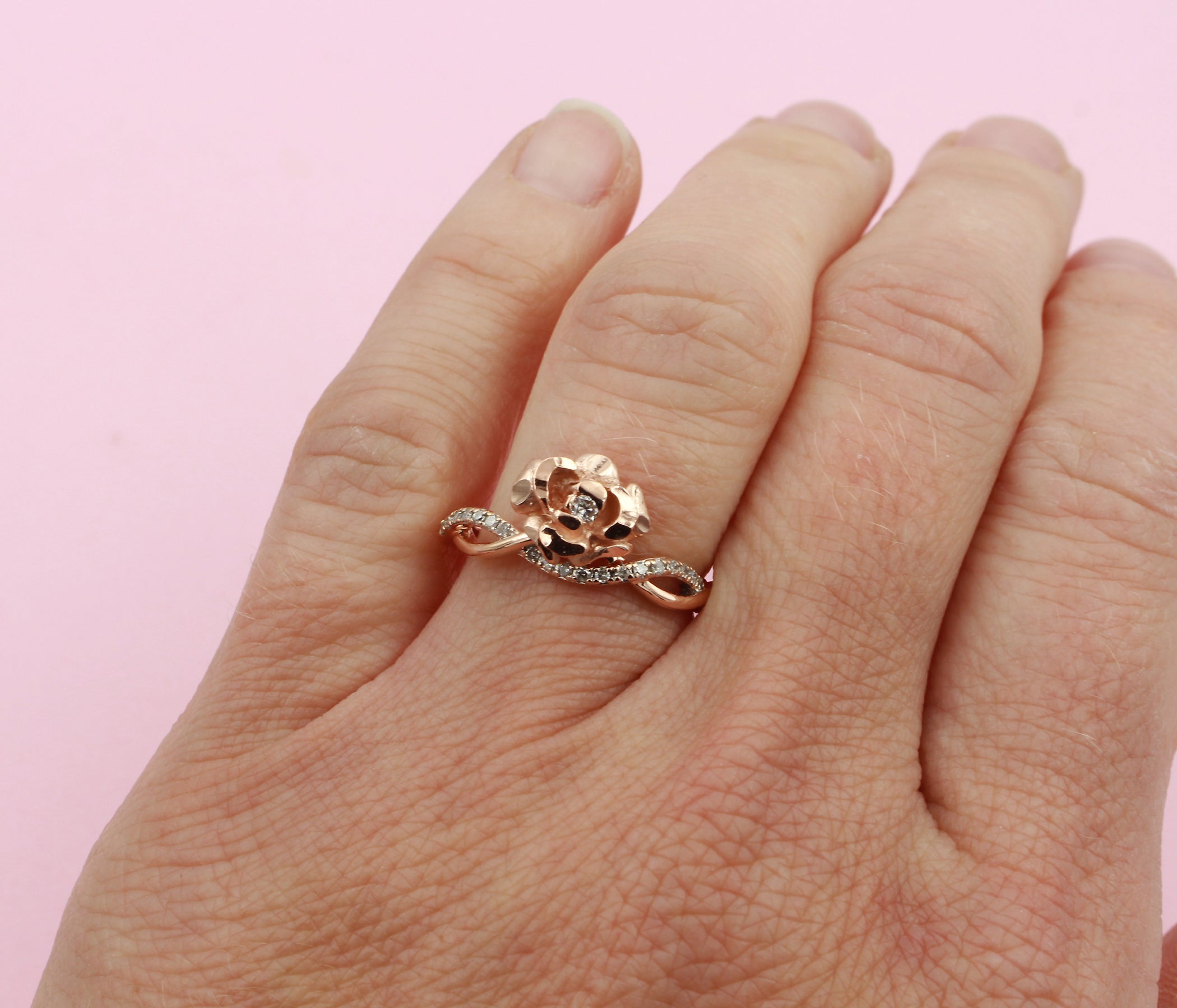 Anillo Art Déco dorado con halo de ágata musgosa y hexágono