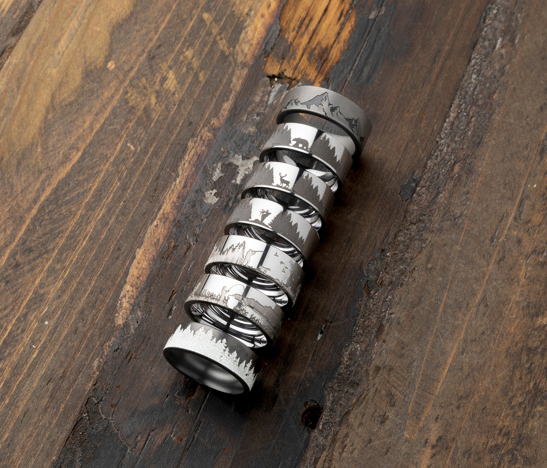 Anillo de tungsteno con ranuras profundas para hombre con diseño de láser