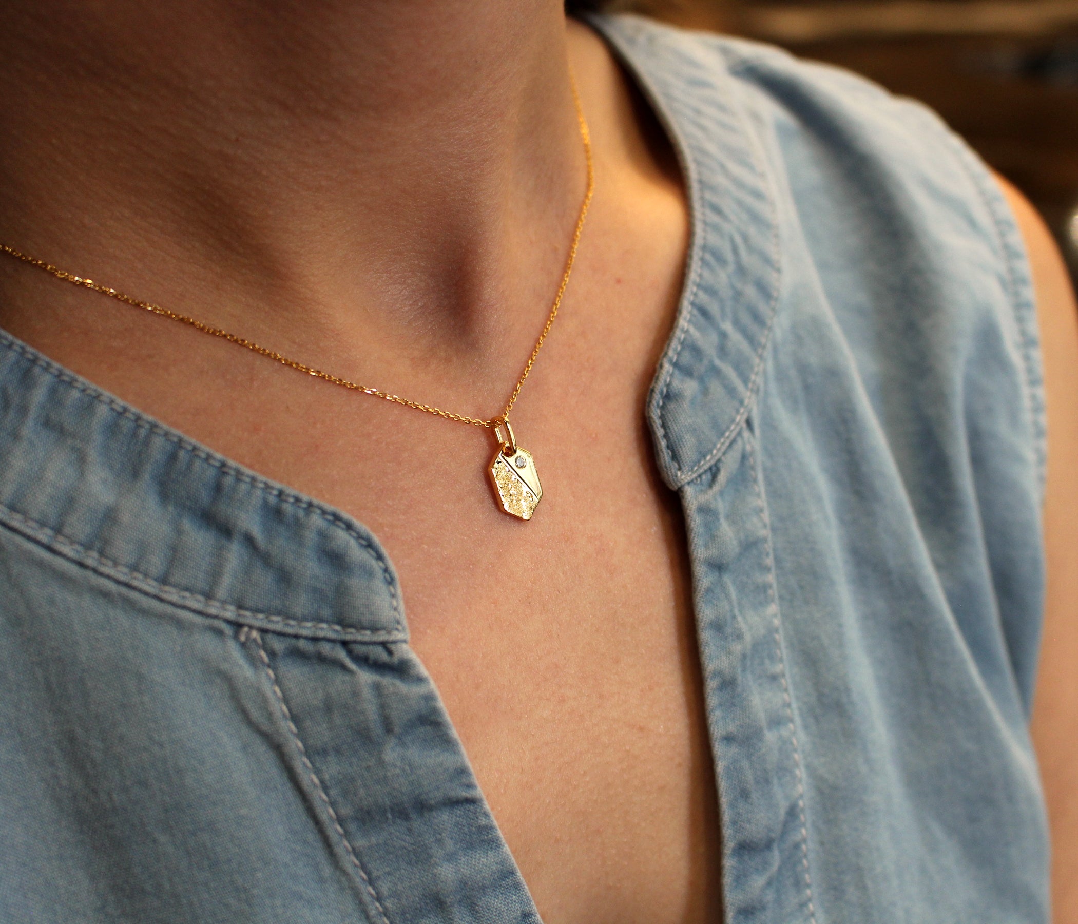 Collar de plata con cristales pavé de diamantes en miniatura