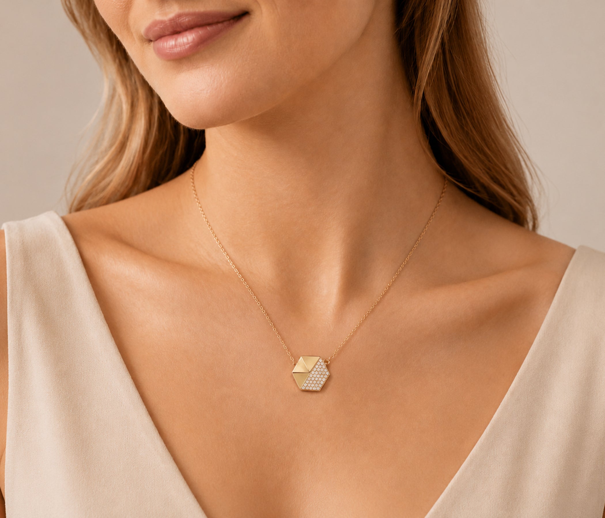Collar dorado con cristales pavé hexagonales