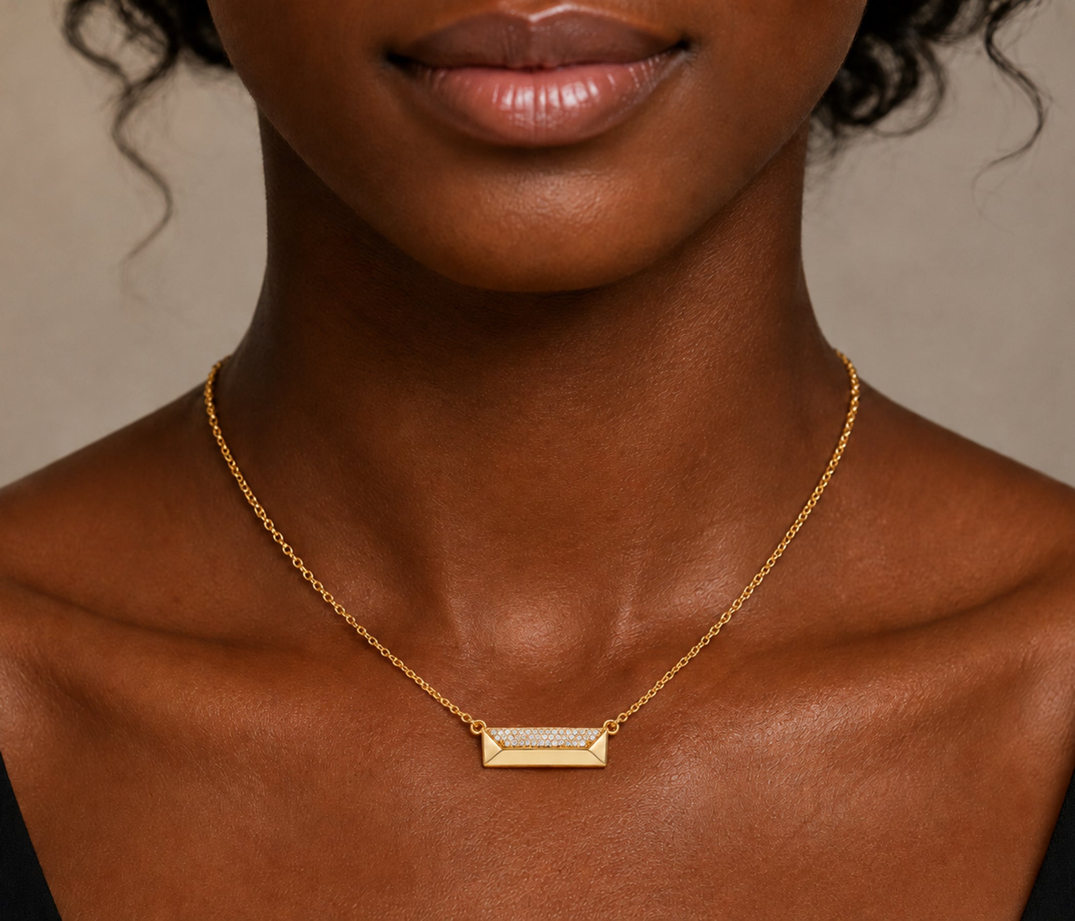 Collar dorado con cristales pavé rectangulares