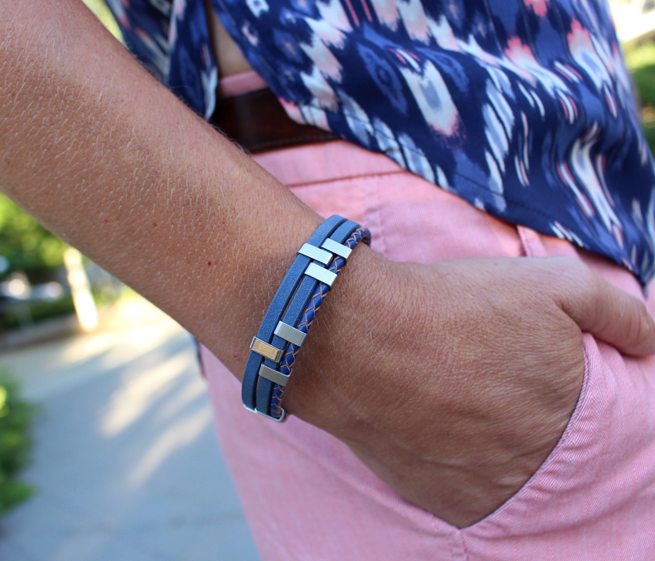 Pulsera de cuero con barra negra