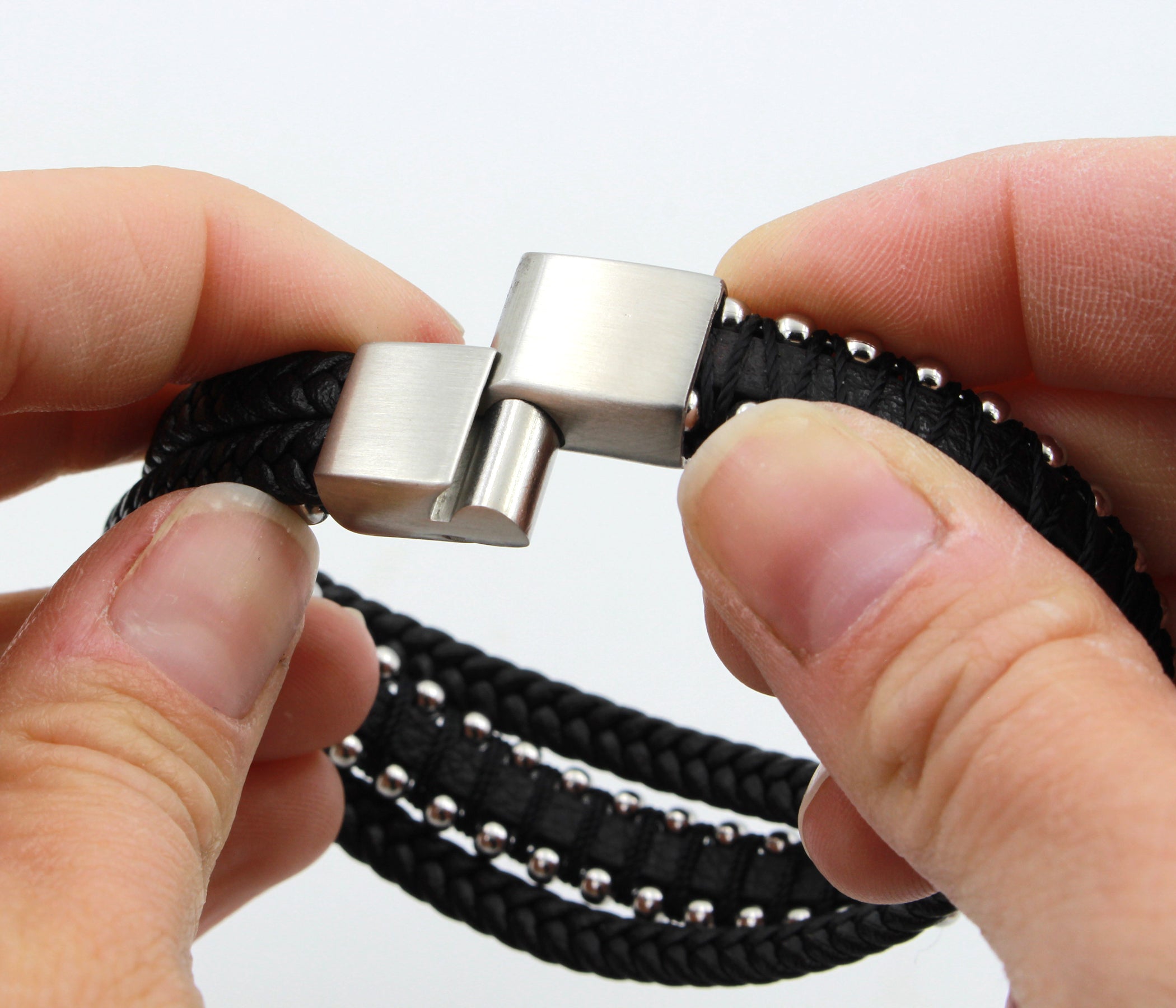 Pulsera de cuero con barra negra