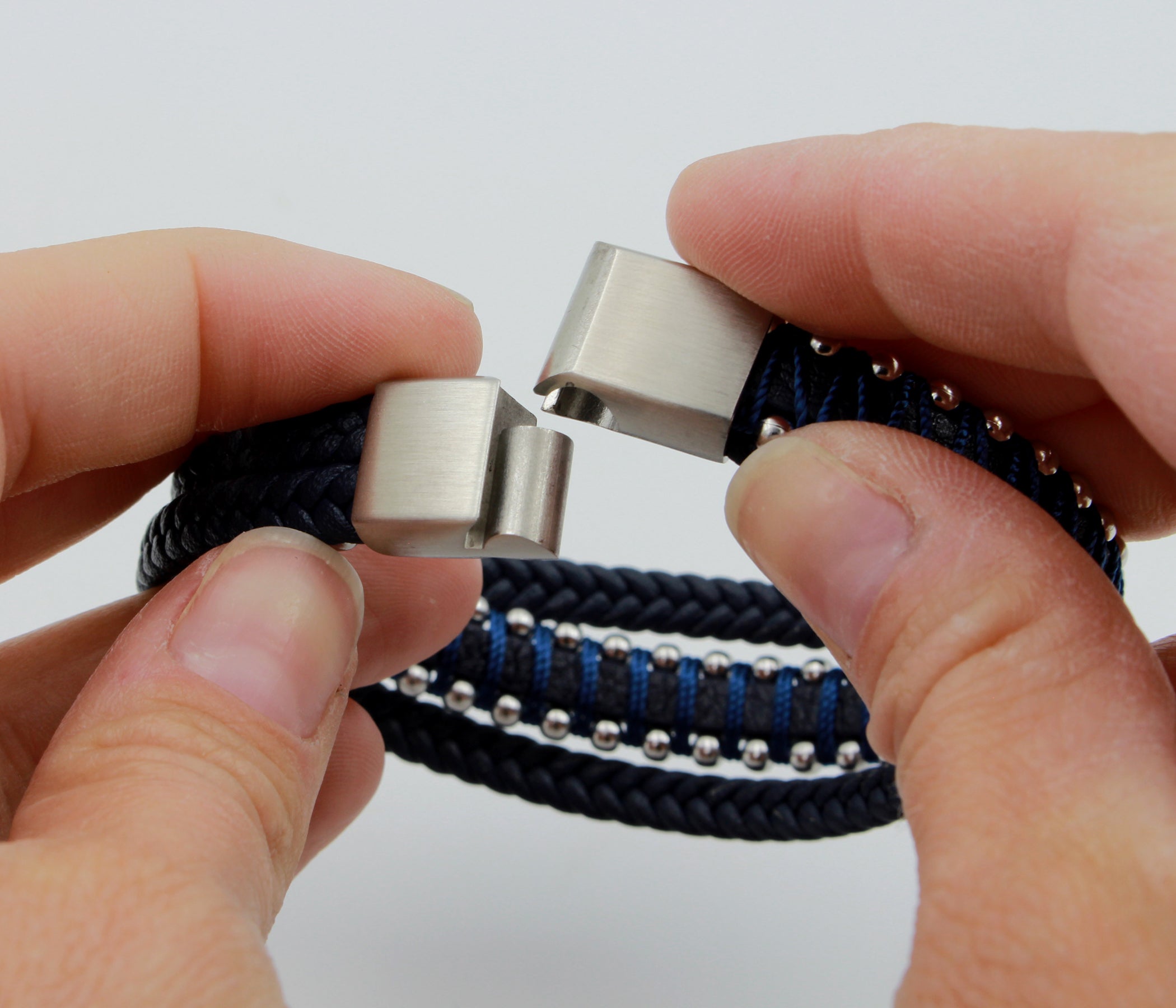 Pulsera de cuero con barra negra