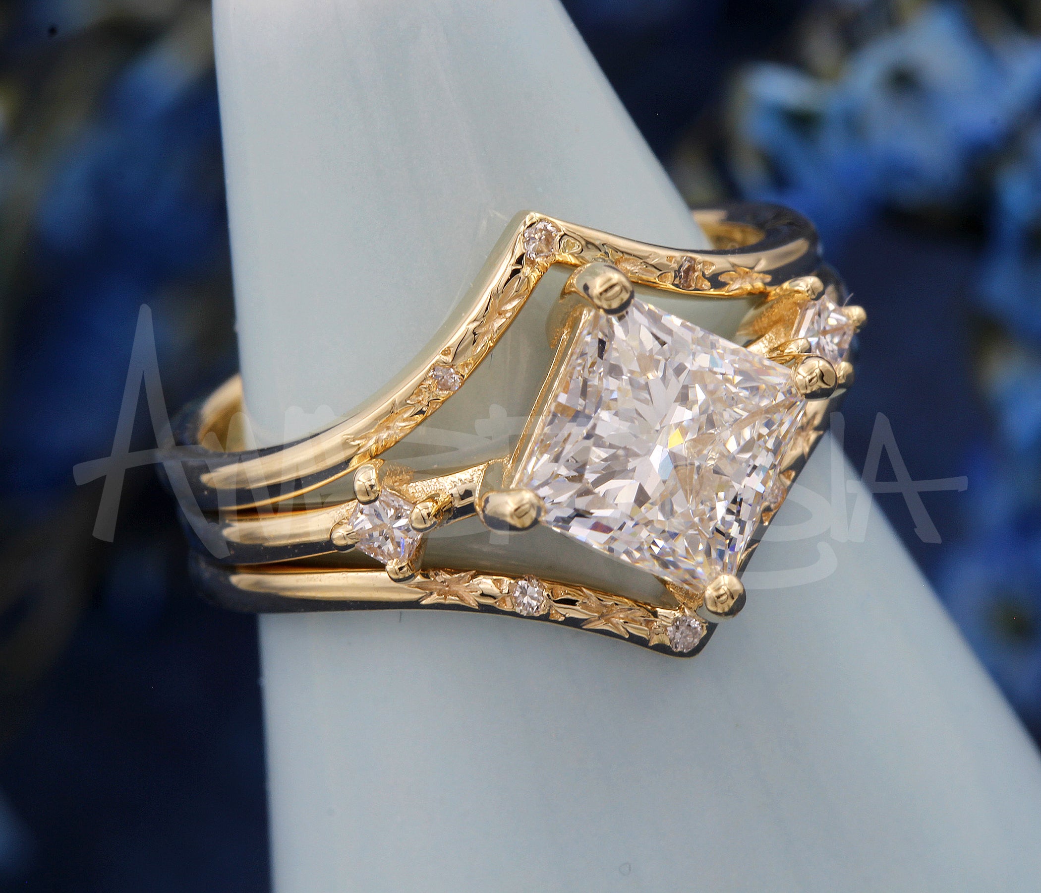 Anillo de oro con diamantes y forma de pera asimétrica moderna