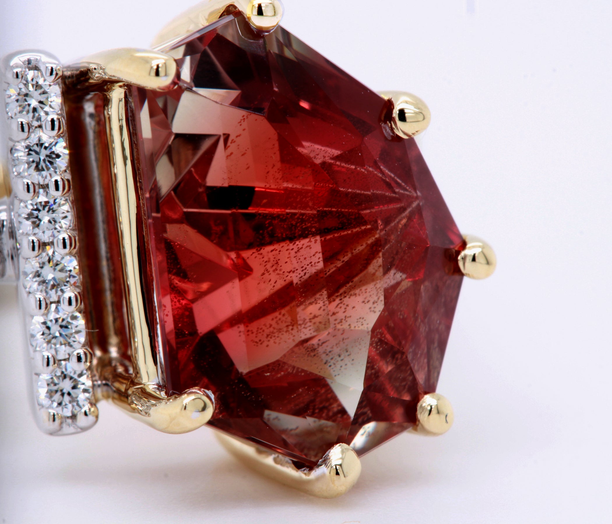 Anillo Art Déco dorado con halo de ágata musgosa y hexágono
