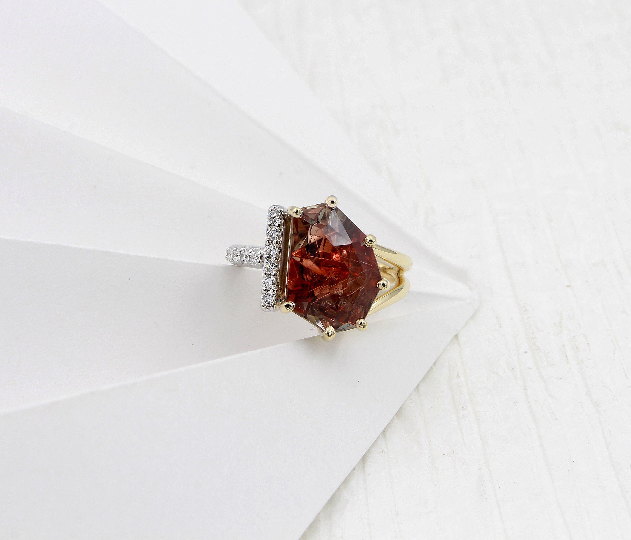 Anillo Art Déco dorado con halo de ágata musgosa y hexágono