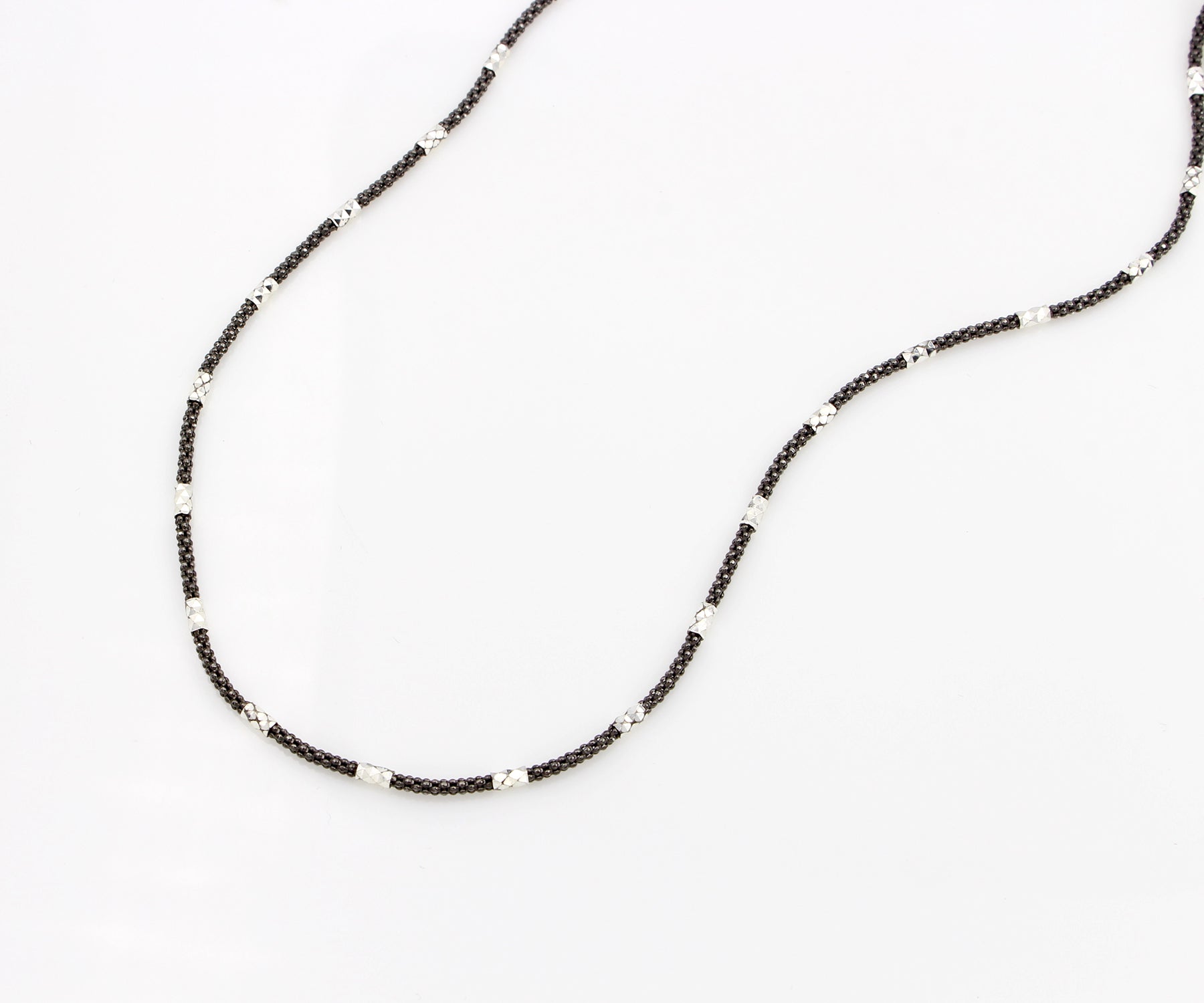 Cadena de corte de diamante con forma de palomitas de maíz en rodio negro y plata