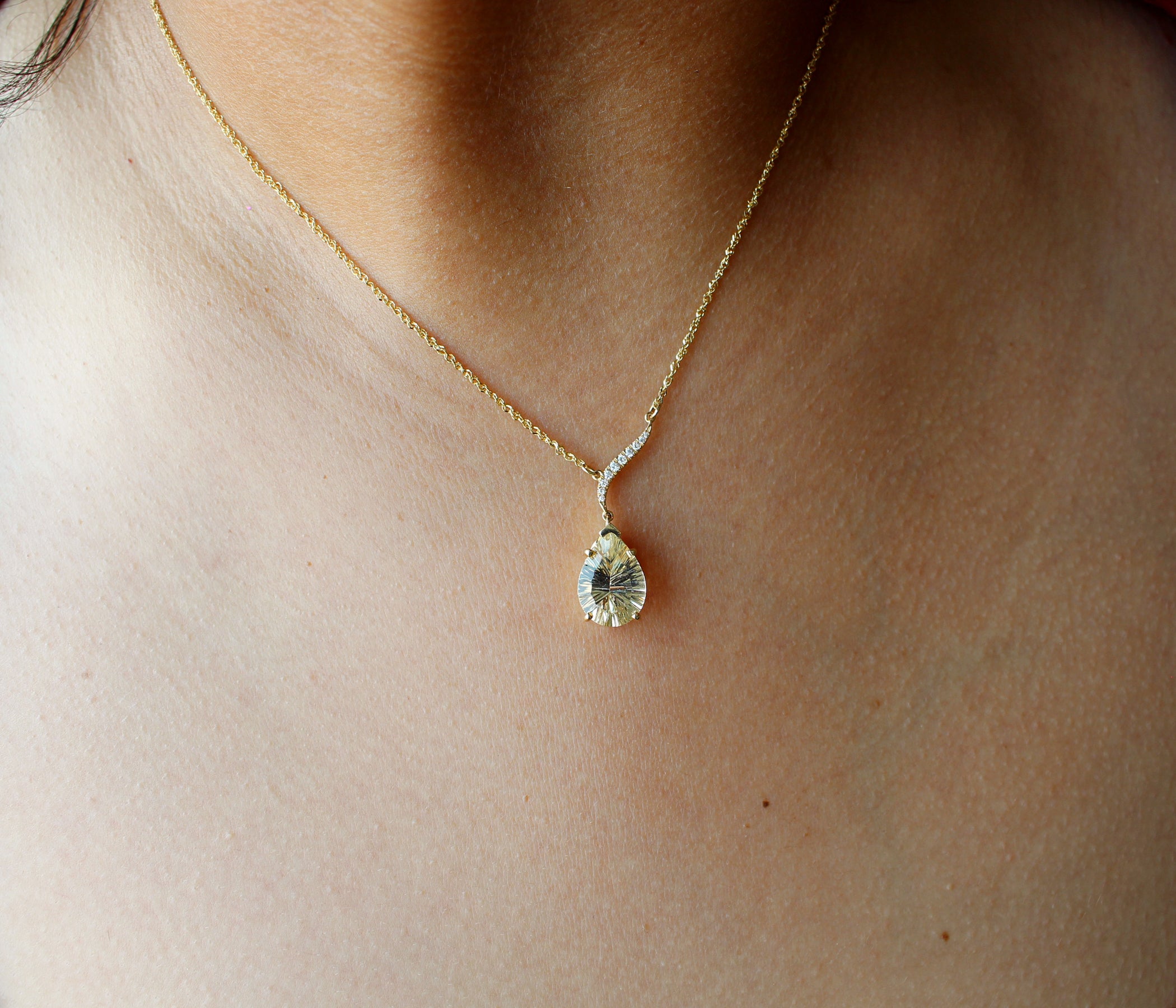 Collar de oro con diamantes y piedra solar en forma de lágrima