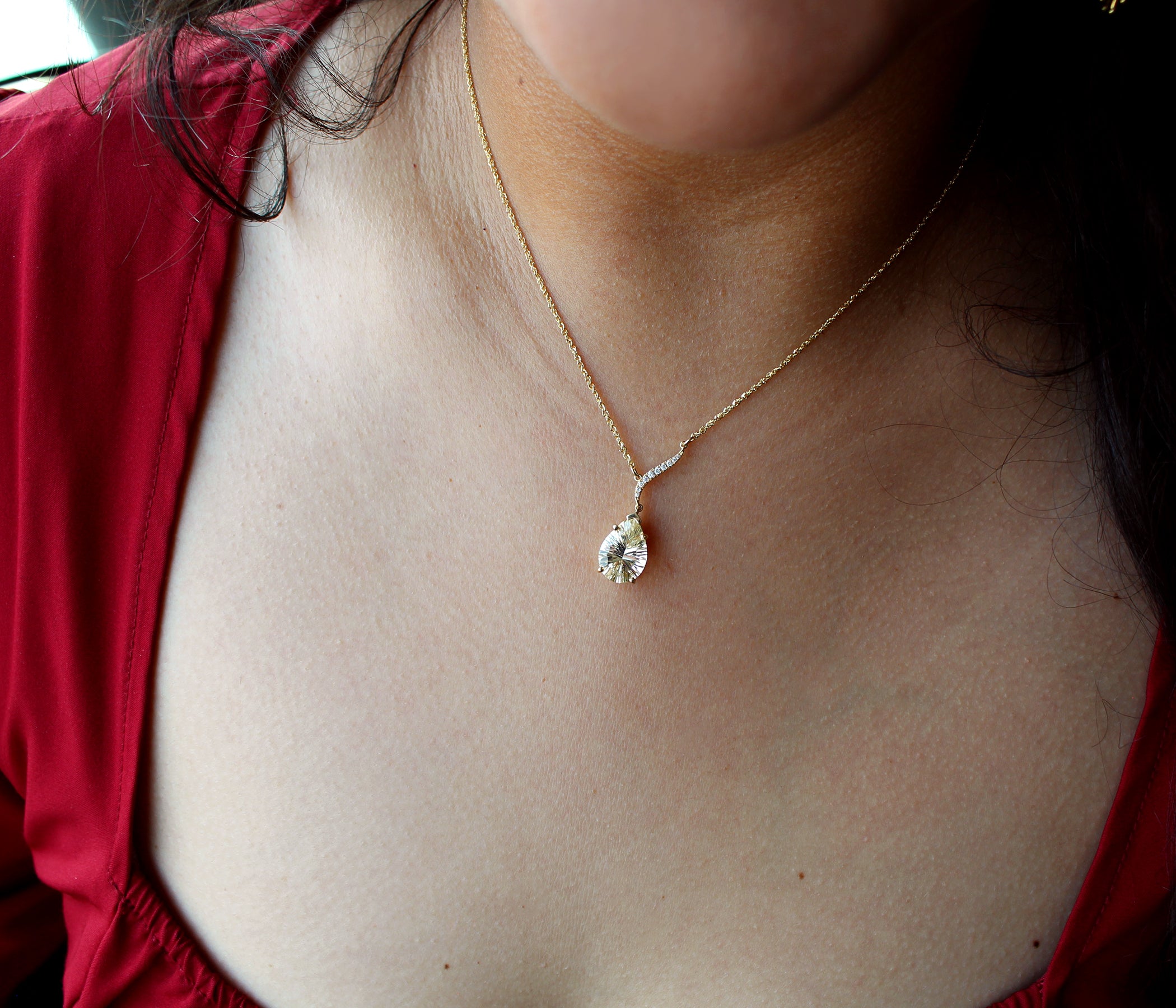 Collar de oro con diamantes y piedra solar en forma de lágrima